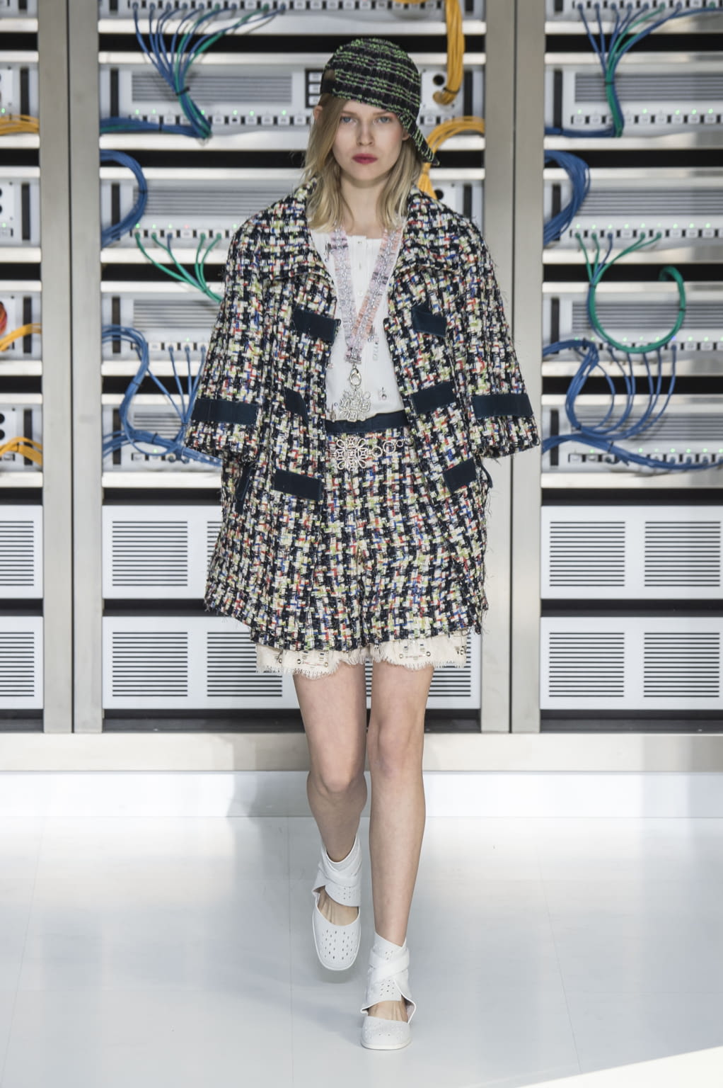 Fashion Week Paris Spring/Summer 2017 look 18 from the Chanel collection womenswear