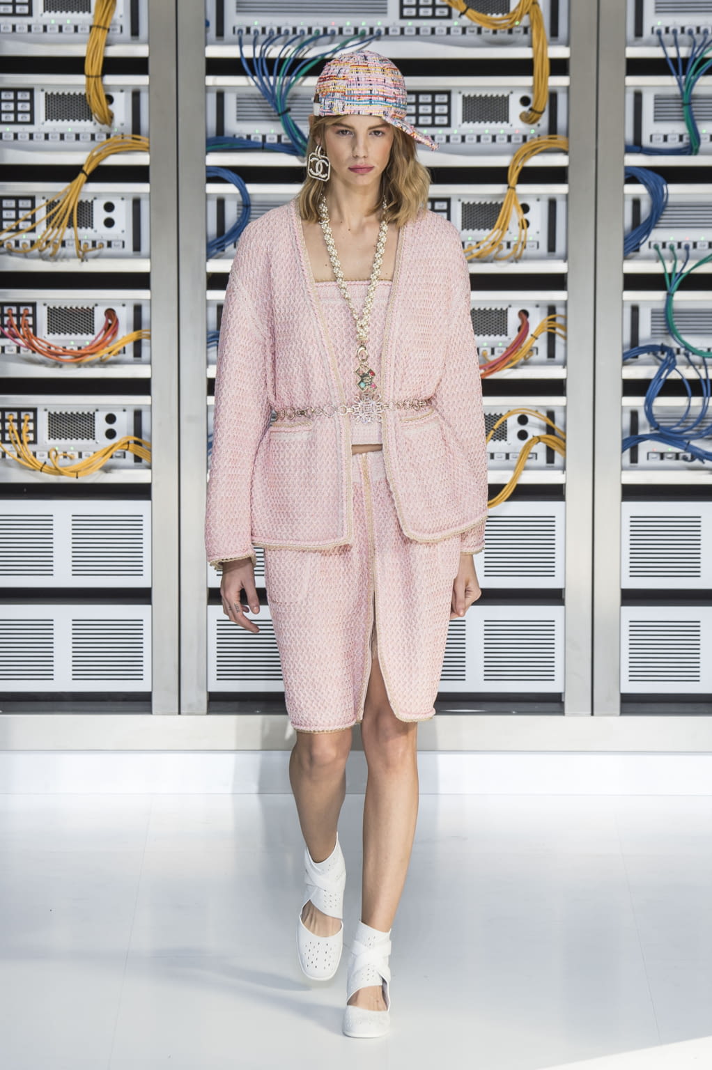 Fashion Week Paris Spring/Summer 2017 look 75 from the Chanel collection womenswear