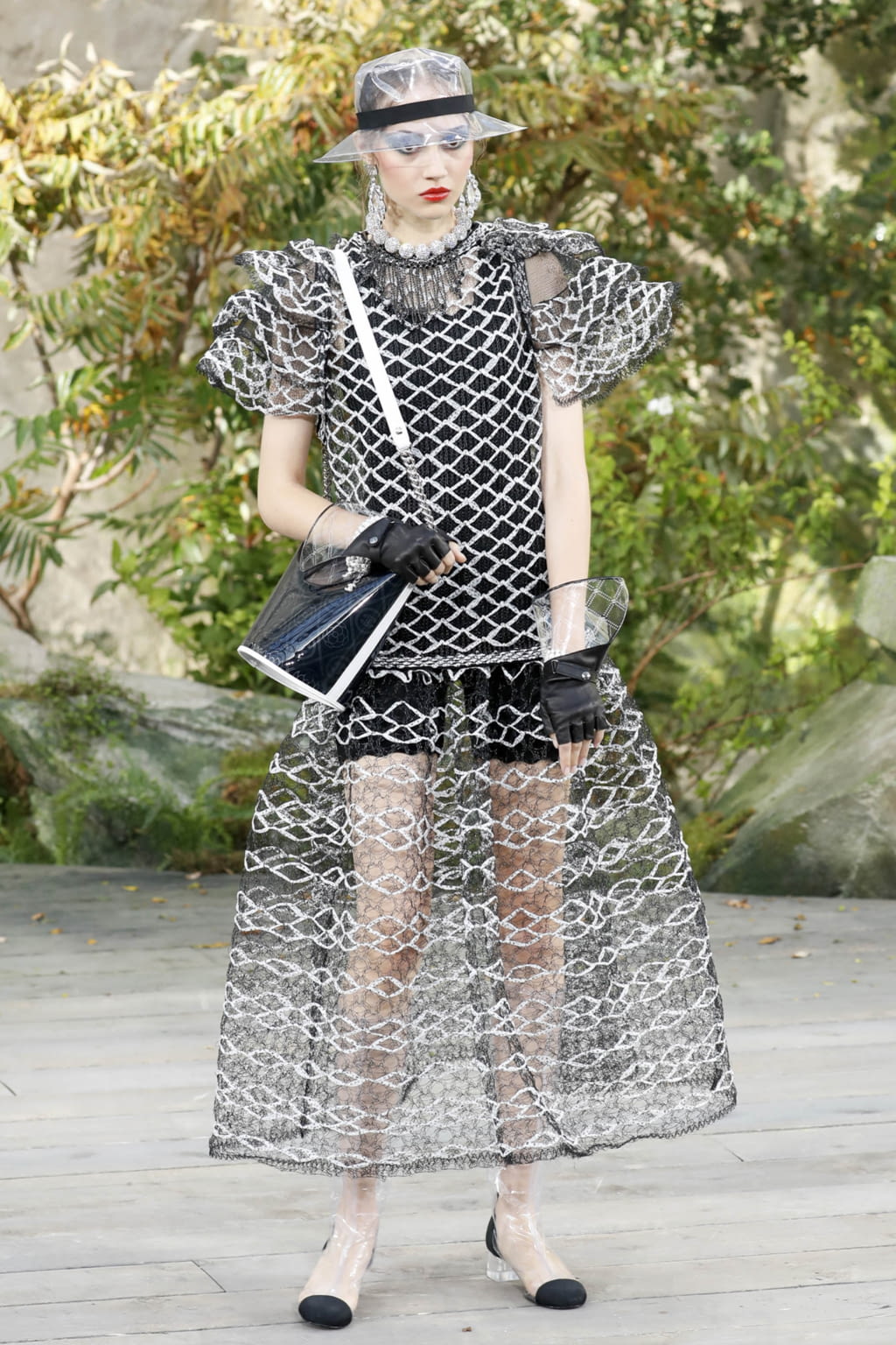 Fashion Week Paris Spring/Summer 2018 look 28 from the Chanel collection womenswear
