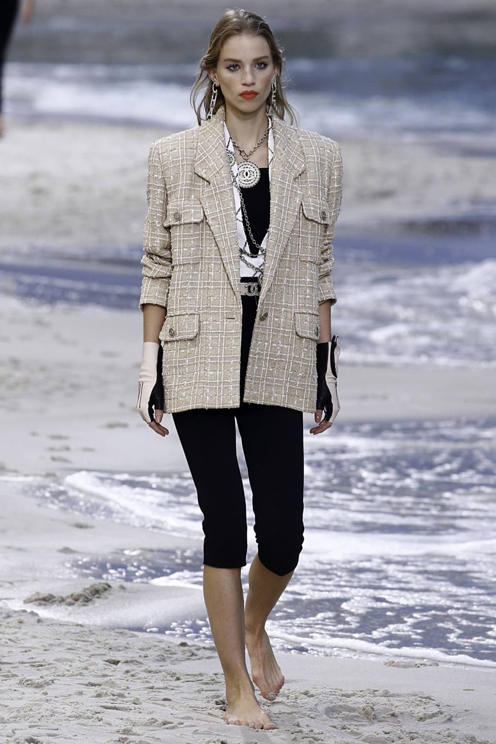 Fashion Week Paris Spring/Summer 2019 look 3 from the Chanel collection womenswear
