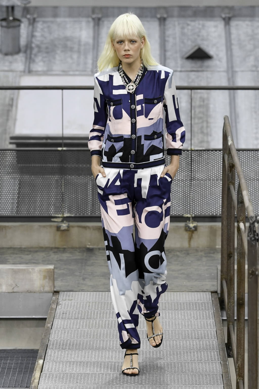 Fashion Week Paris Spring/Summer 2020 look 60 from the Chanel collection 女装