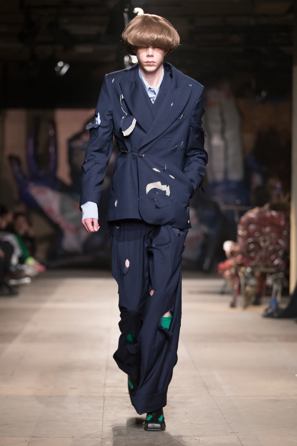Fashion Week London Fall/Winter 2018 look 1 de la collection Charles Jeffrey LOVERBOY menswear