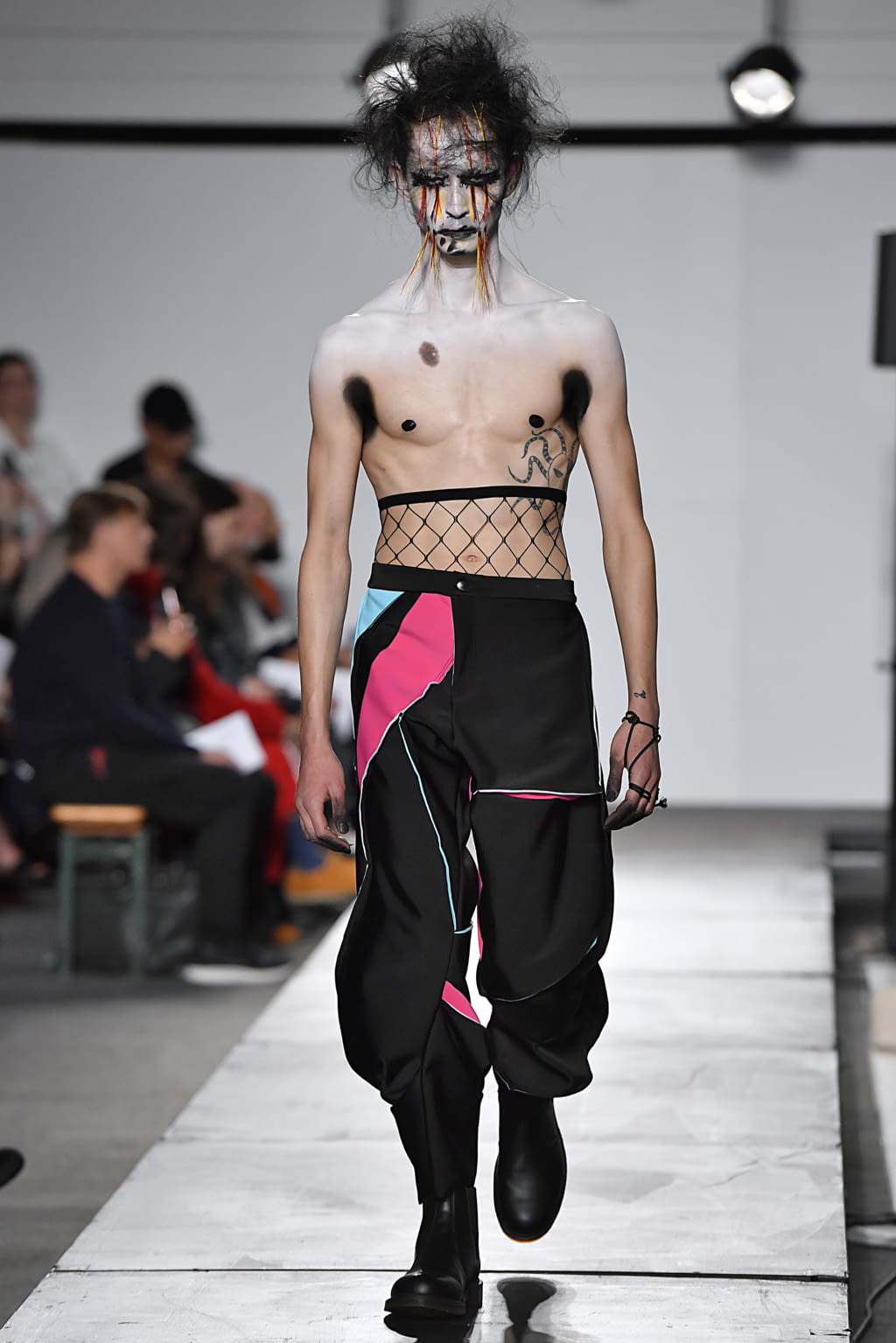 Fashion Week London Spring/Summer 2020 look 9 de la collection Charles Jeffrey LOVERBOY menswear