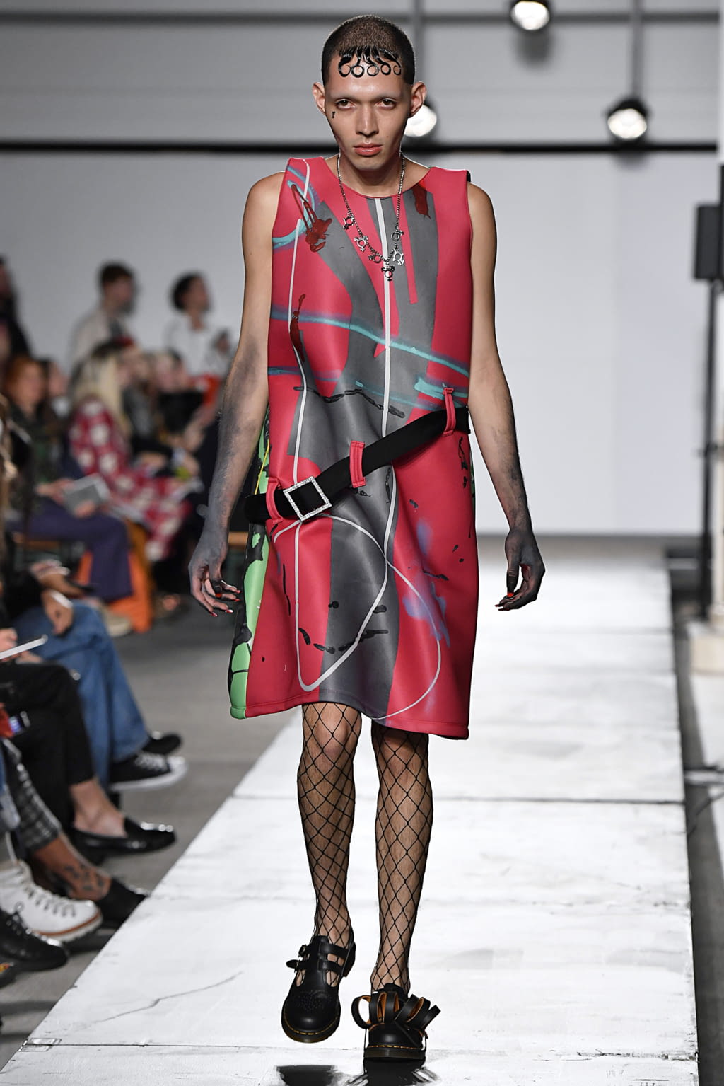 Fashion Week London Spring/Summer 2020 look 28 de la collection Charles Jeffrey LOVERBOY menswear