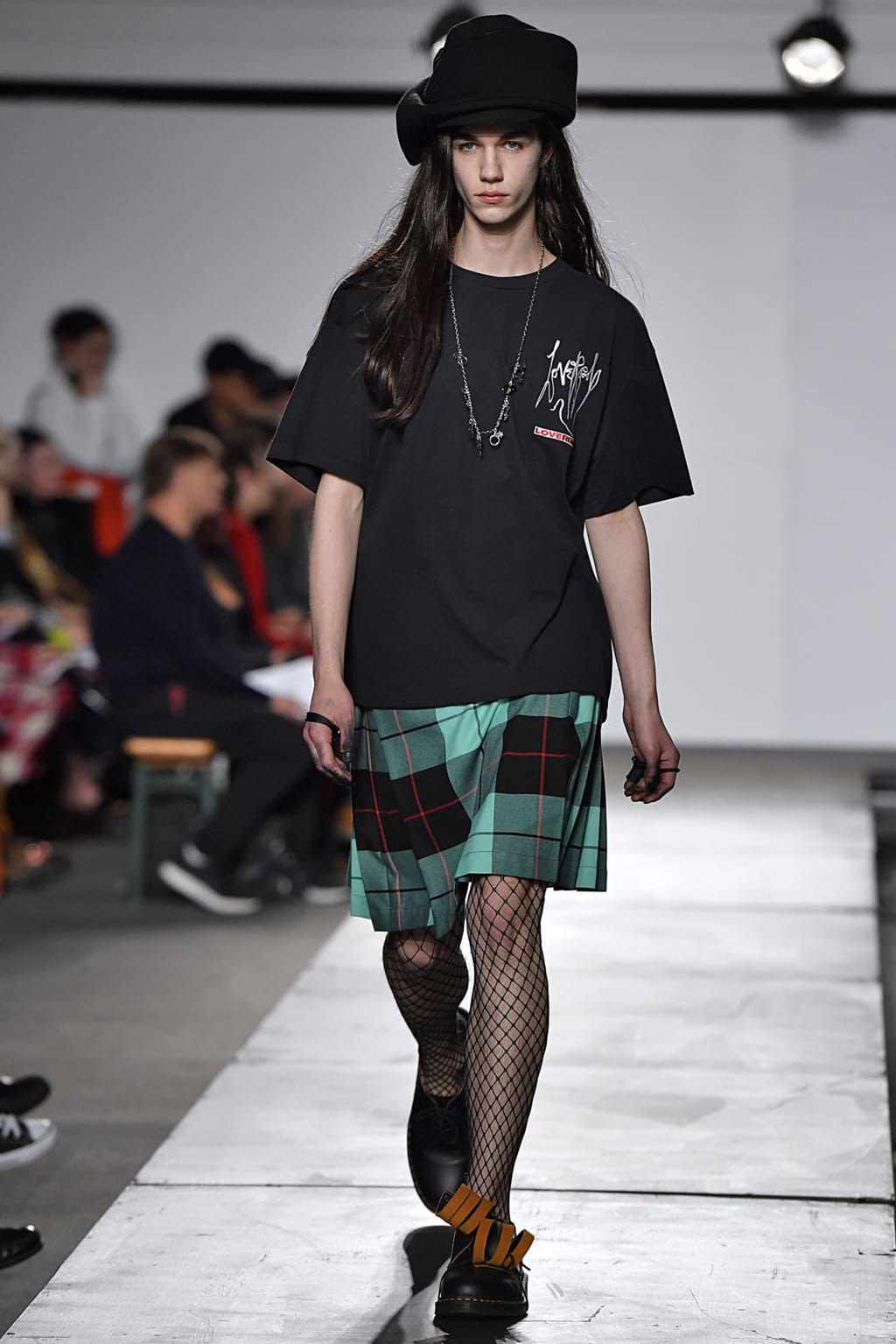 Fashion Week London Spring/Summer 2020 look 31 de la collection Charles Jeffrey LOVERBOY menswear