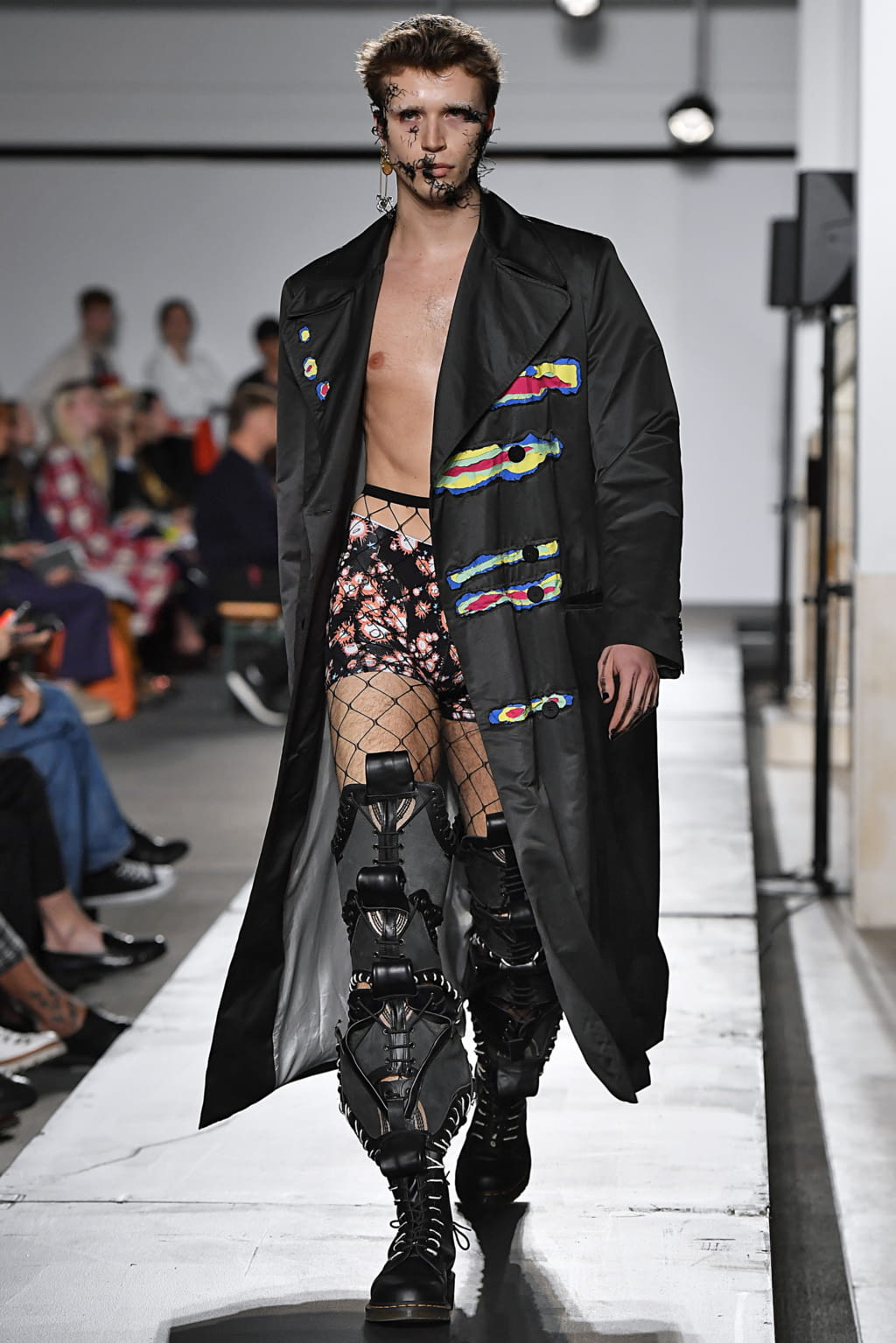Fashion Week London Spring/Summer 2020 look 35 from the Charles Jeffrey LOVERBOY collection 男装