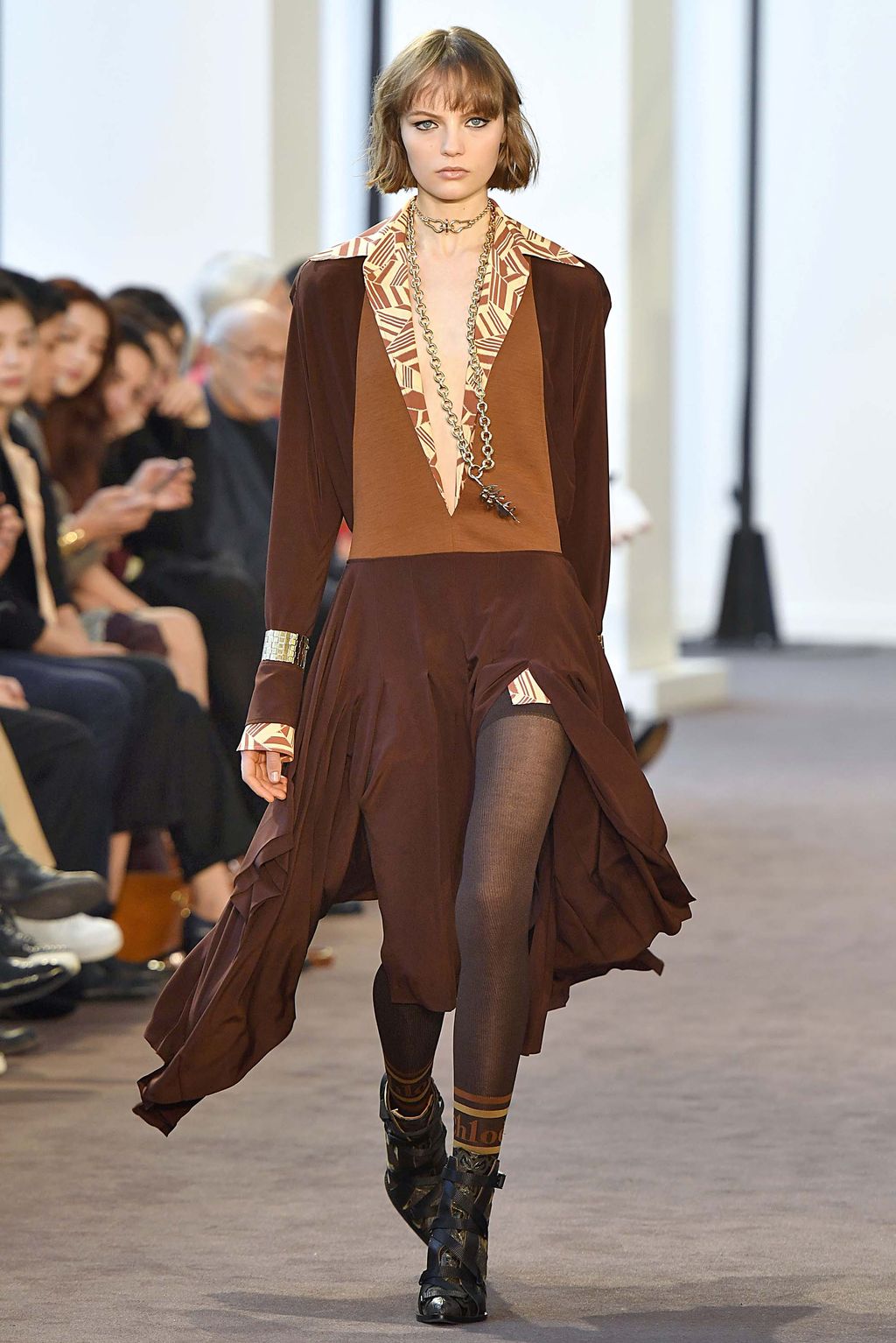 Fashion Week Paris Fall/Winter 2018 look 1 from the Chloé collection womenswear