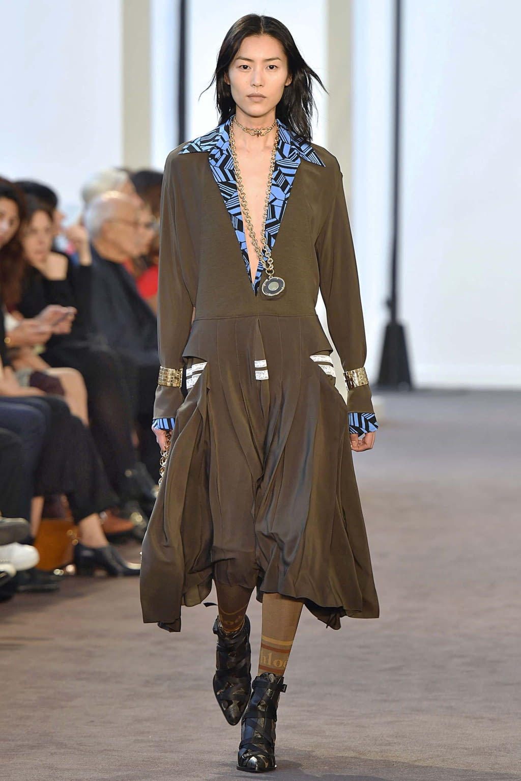 Fashion Week Paris Fall/Winter 2018 look 2 from the Chloé collection womenswear