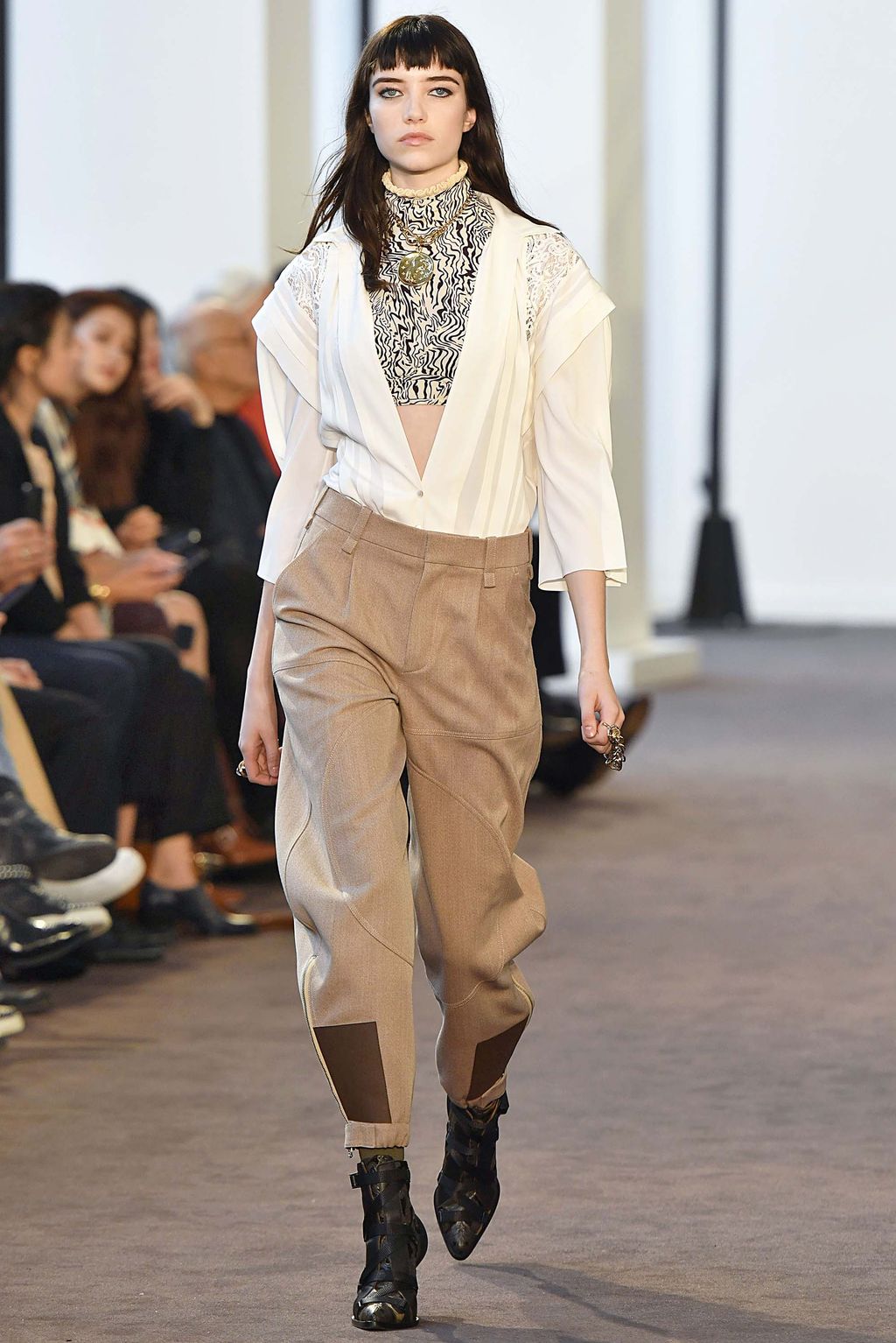Fashion Week Paris Fall/Winter 2018 look 14 from the Chloé collection 女装
