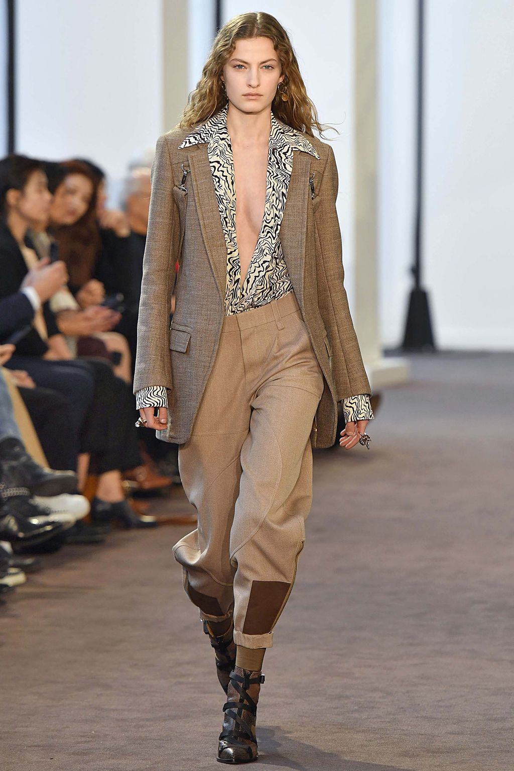 Fashion Week Paris Fall/Winter 2018 look 15 from the Chloé collection womenswear
