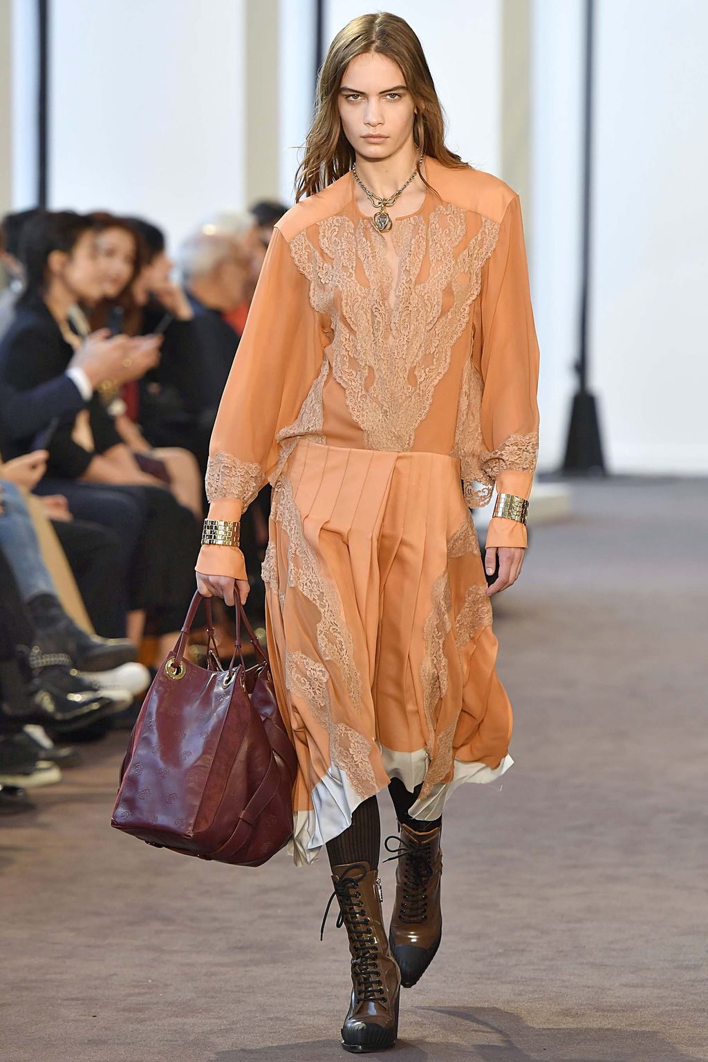 Fashion Week Paris Fall/Winter 2018 look 35 from the Chloé collection 女装