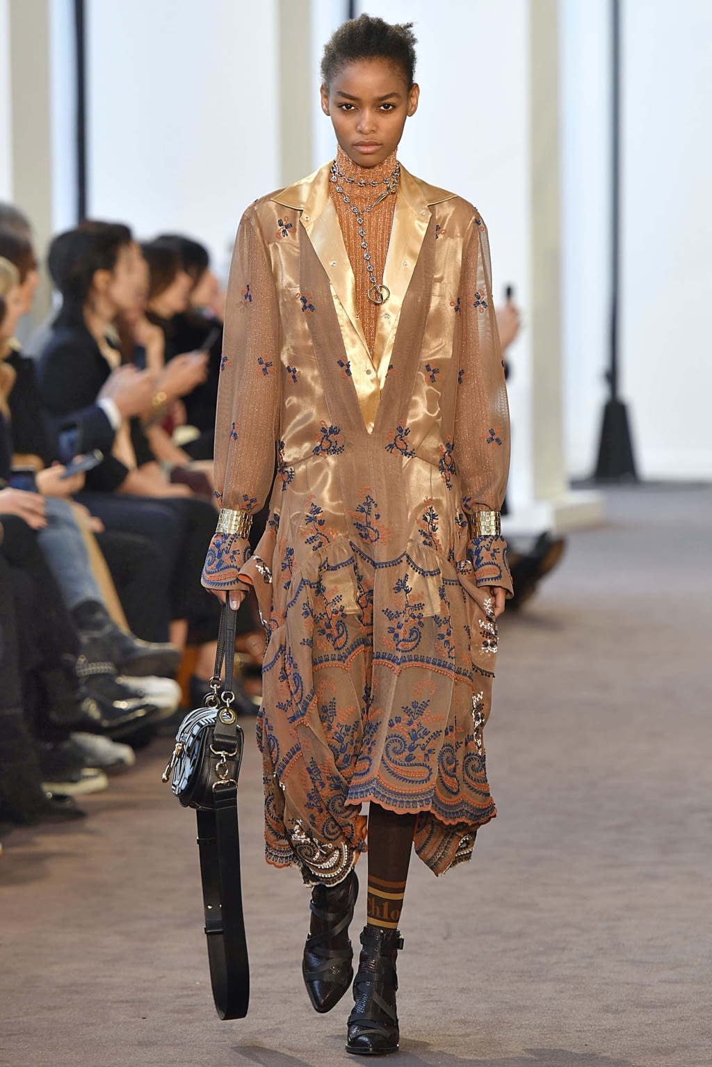 Fashion Week Paris Fall/Winter 2018 look 43 from the Chloé collection 女装