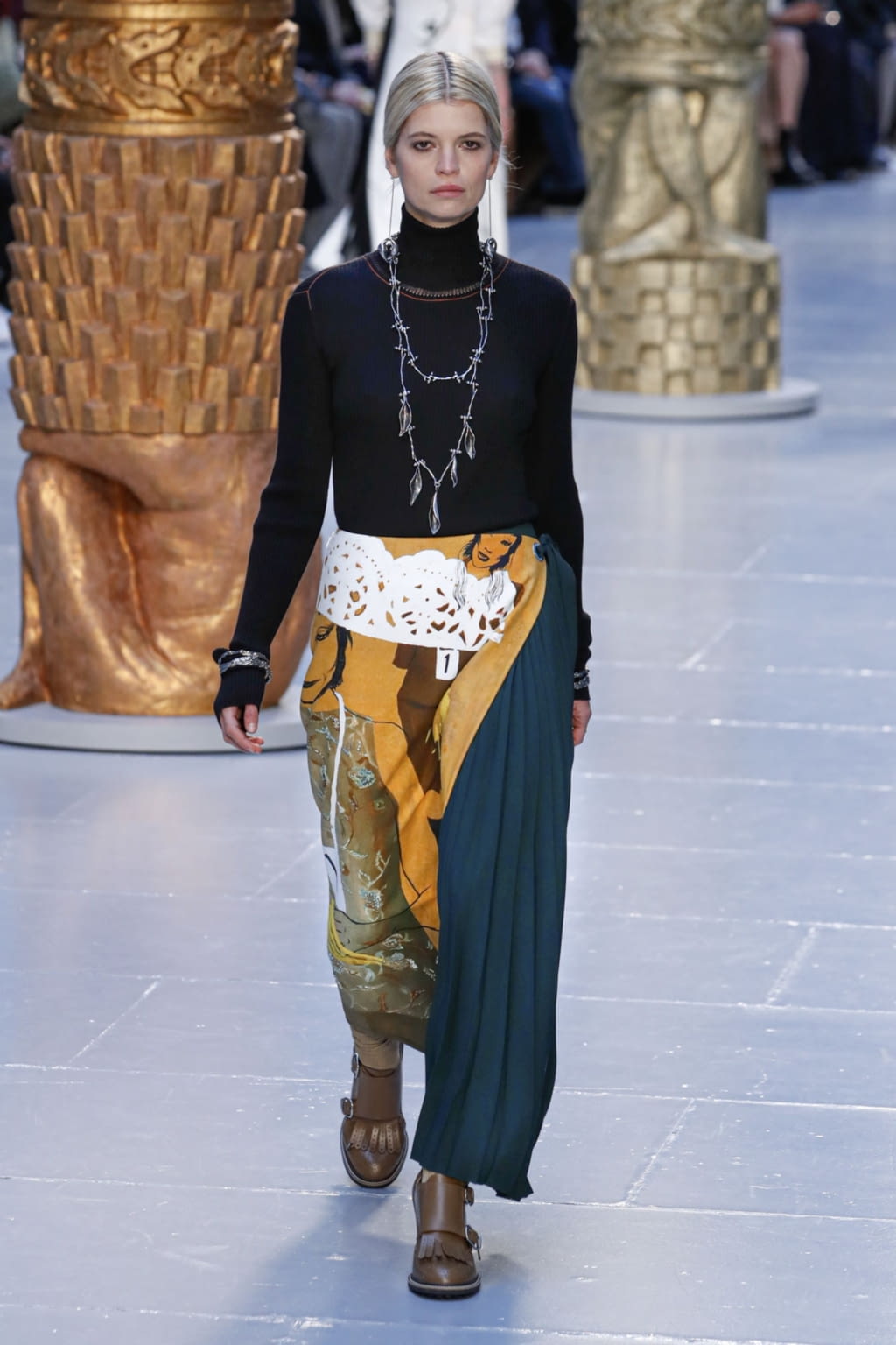 Fashion Week Paris Fall/Winter 2020 look 13 from the Chloé collection womenswear