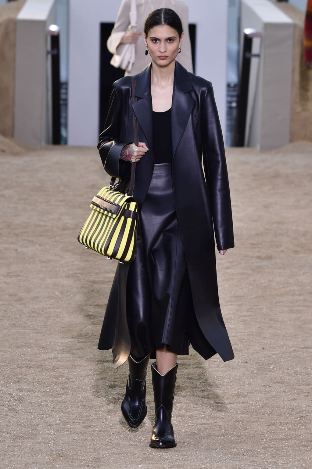 Fashion Week Paris Fall/Winter 2022 look 11 from the Chloé collection womenswear