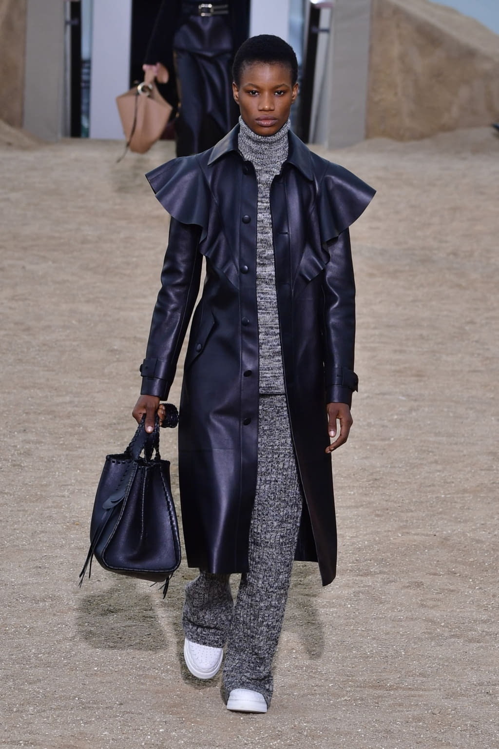 Fashion Week Paris Fall/Winter 2022 look 20 from the Chloé collection womenswear
