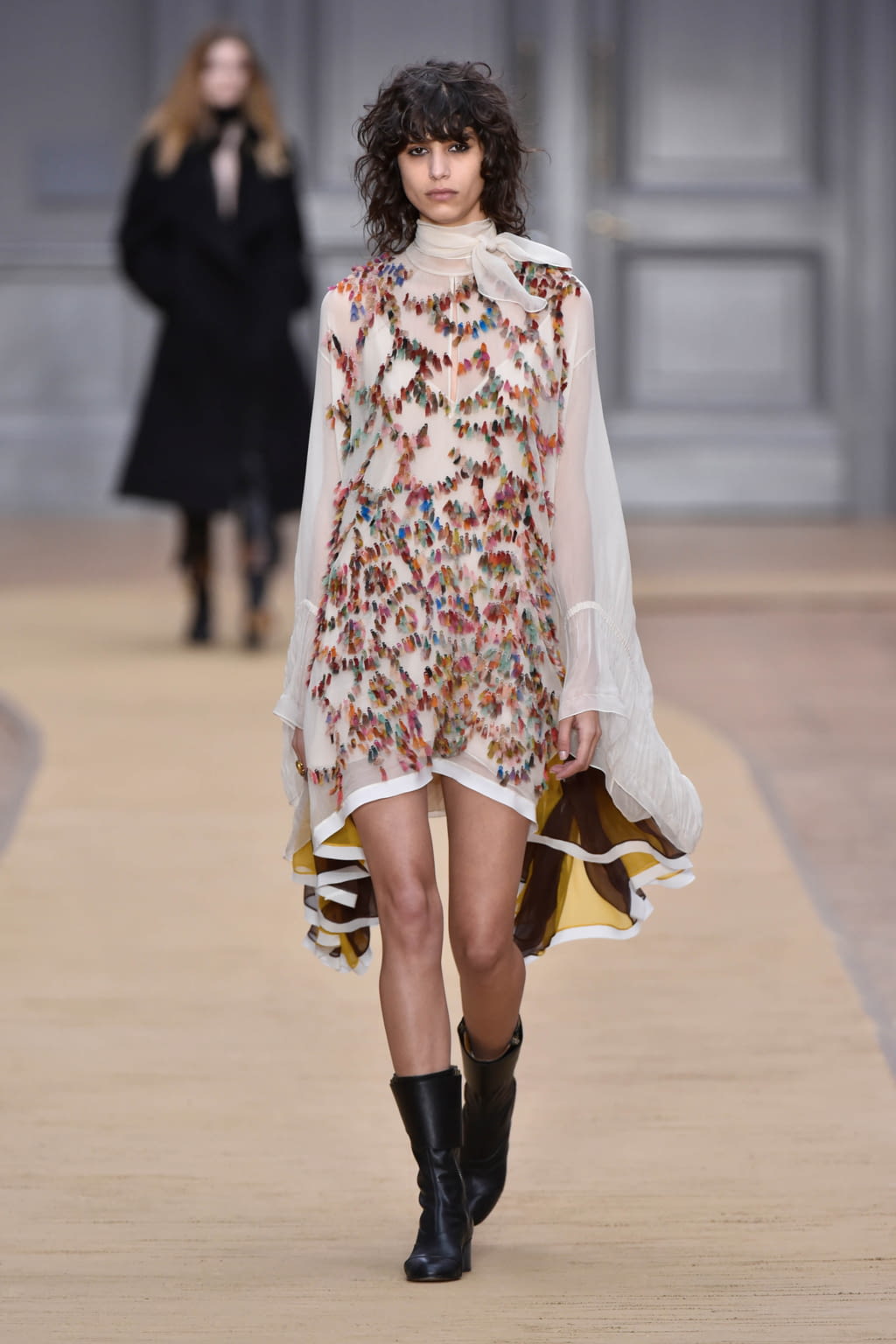 Fashion Week Paris Fall/Winter 2016 look 2 from the Chloé collection womenswear