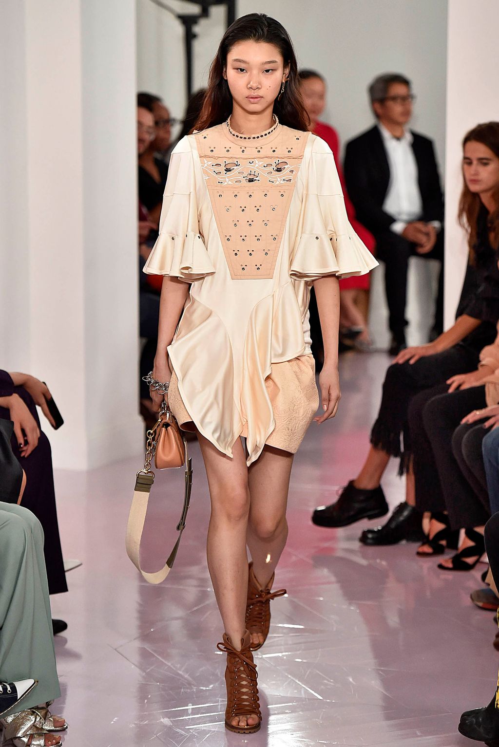 Fashion Week Paris Spring/Summer 2018 look 18 from the Chloé collection womenswear