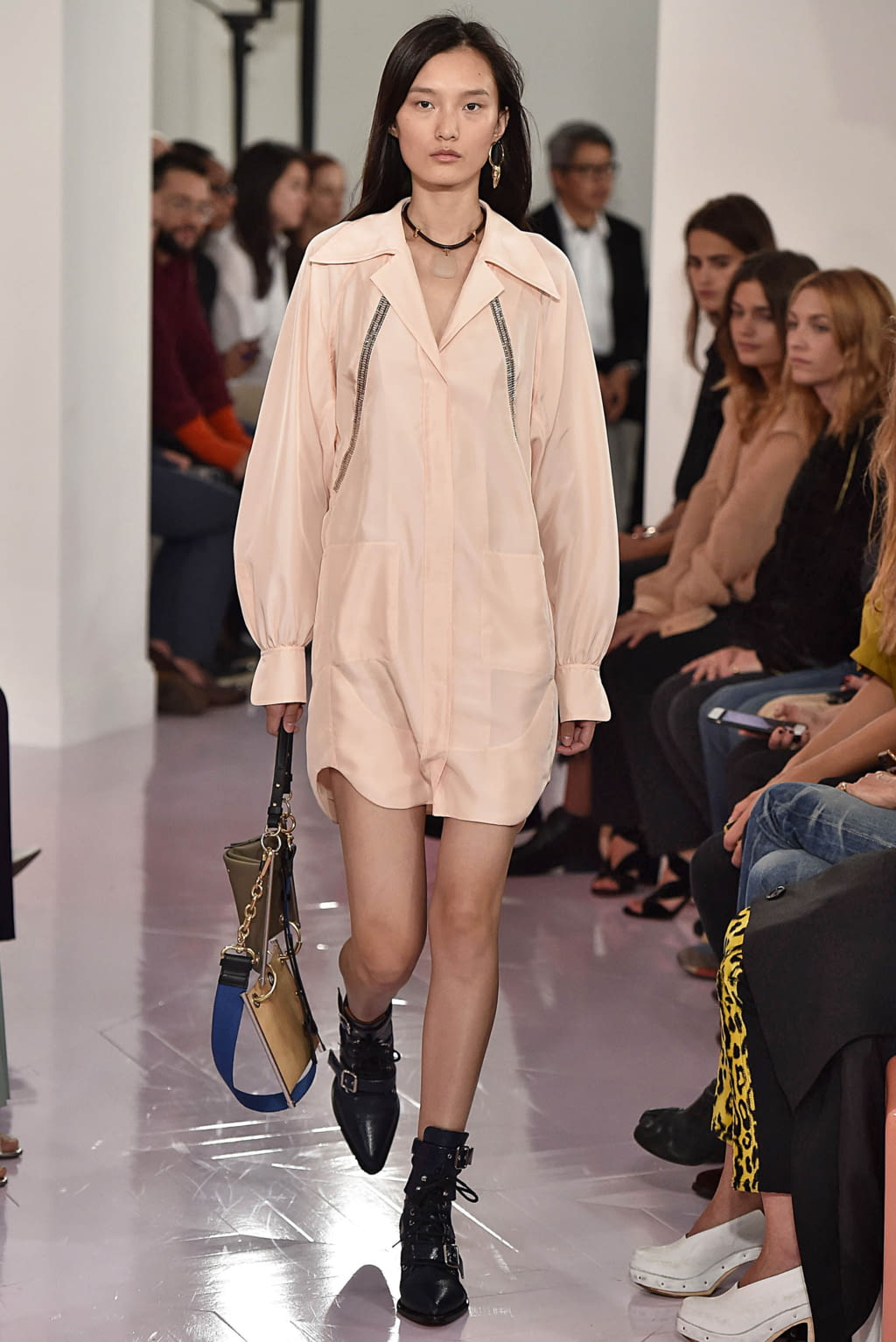 Fashion Week Paris Spring/Summer 2018 look 42 from the Chloé collection 女装