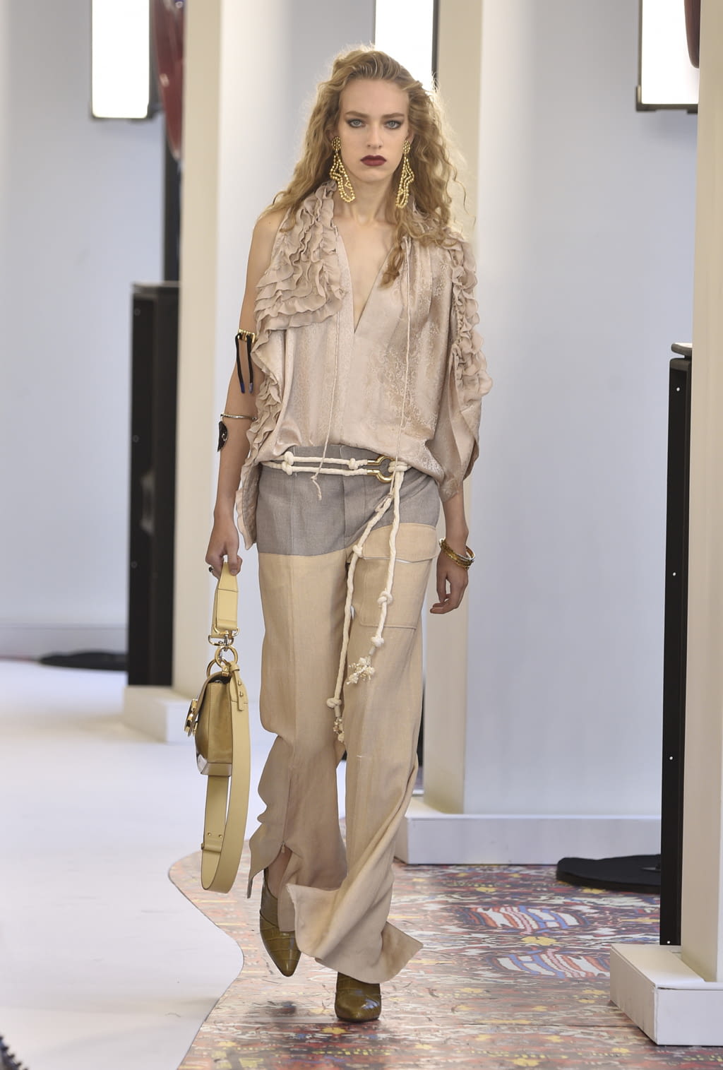 Fashion Week Paris Spring/Summer 2019 look 44 from the Chloé collection womenswear