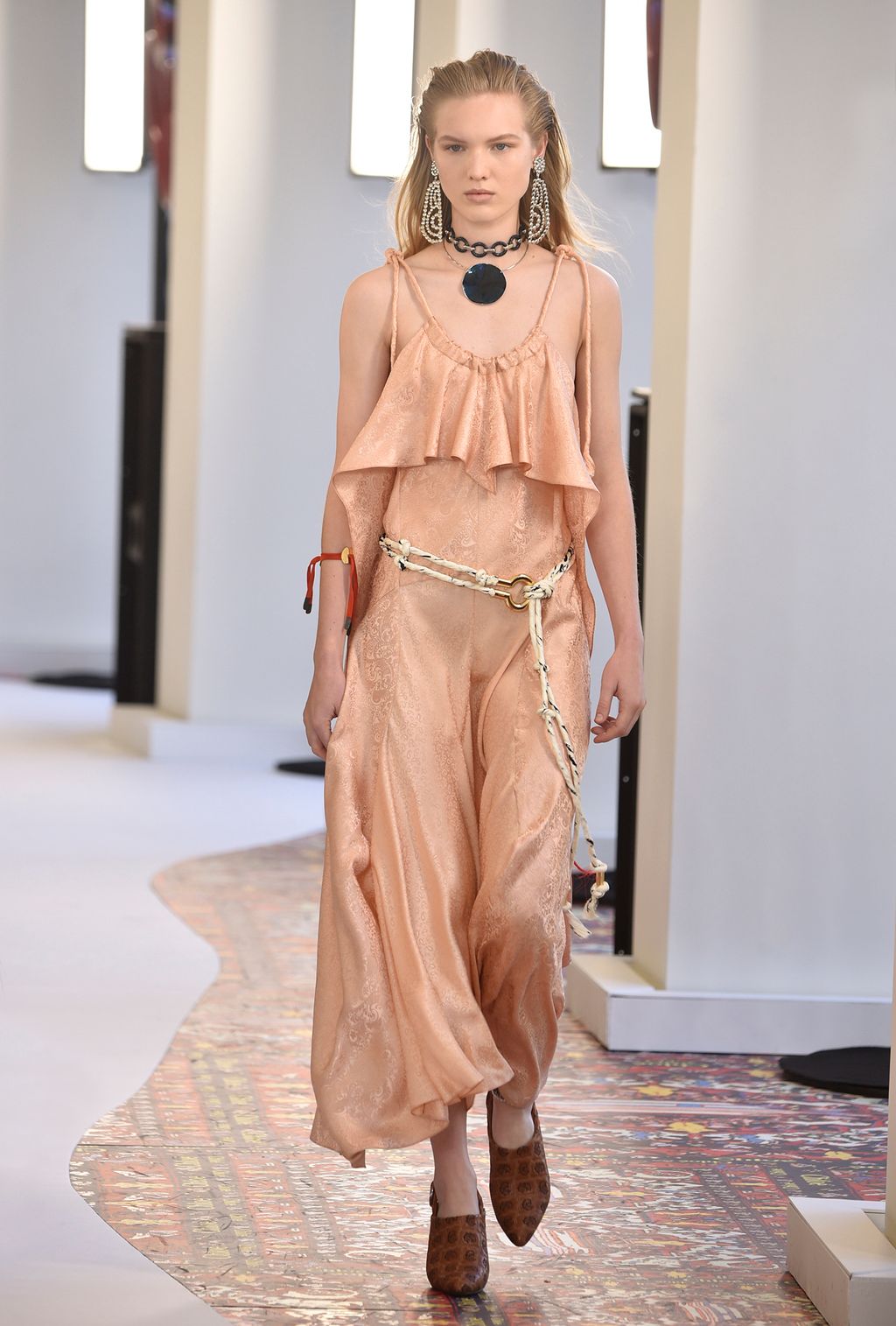 Fashion Week Paris Spring/Summer 2019 look 47 from the Chloé collection 女装