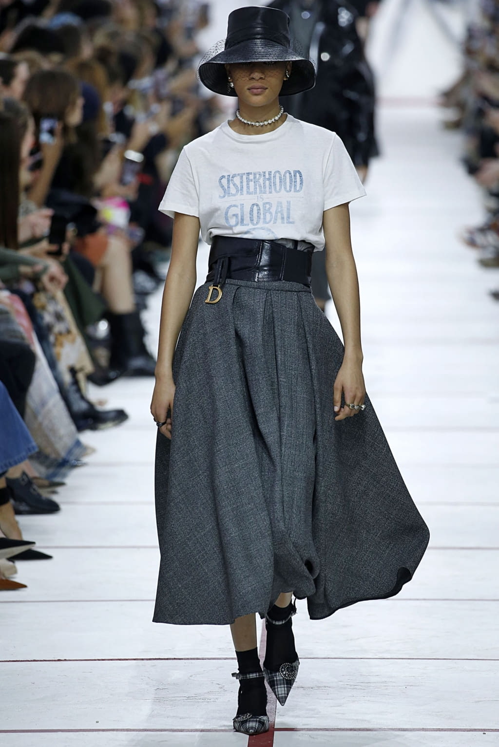 Fashion Week Paris Fall/Winter 2019 look 1 from the Christian Dior collection womenswear