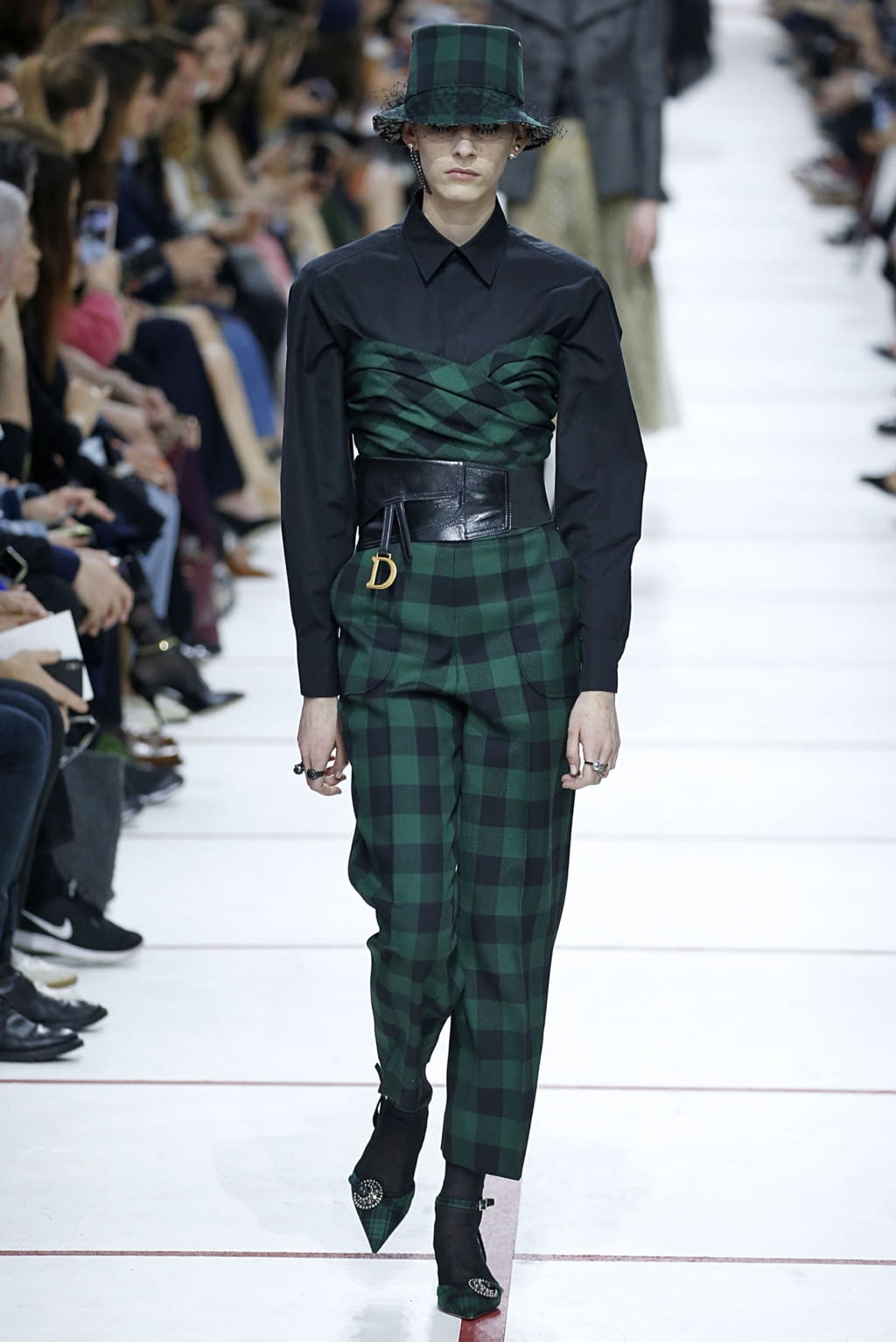 Fashion Week Paris Fall/Winter 2019 look 13 from the Christian Dior collection womenswear