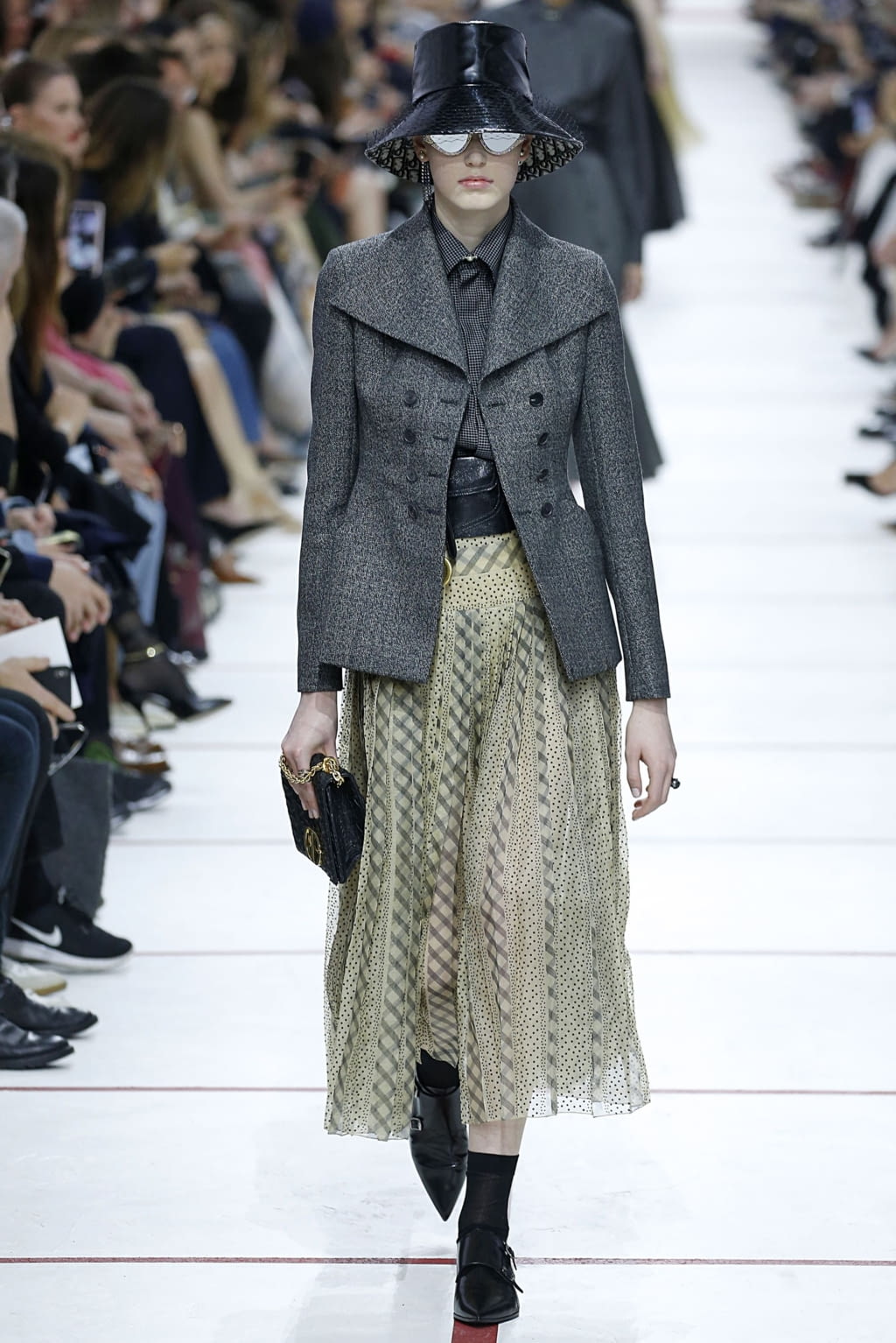 Fashion Week Paris Fall/Winter 2019 look 14 from the Christian Dior collection womenswear