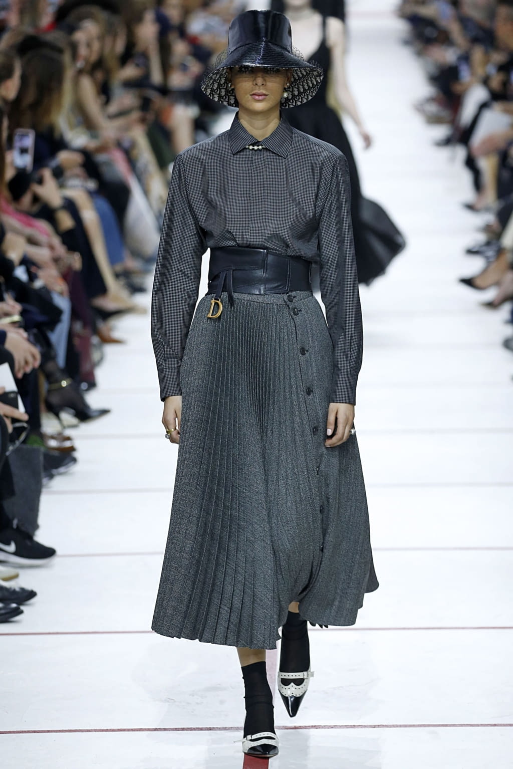 Fashion Week Paris Fall/Winter 2019 look 15 from the Christian Dior collection womenswear