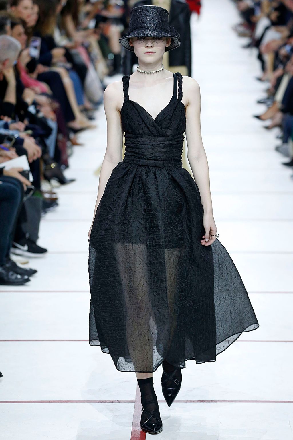 Fashion Week Paris Fall/Winter 2019 look 16 from the Christian Dior collection womenswear