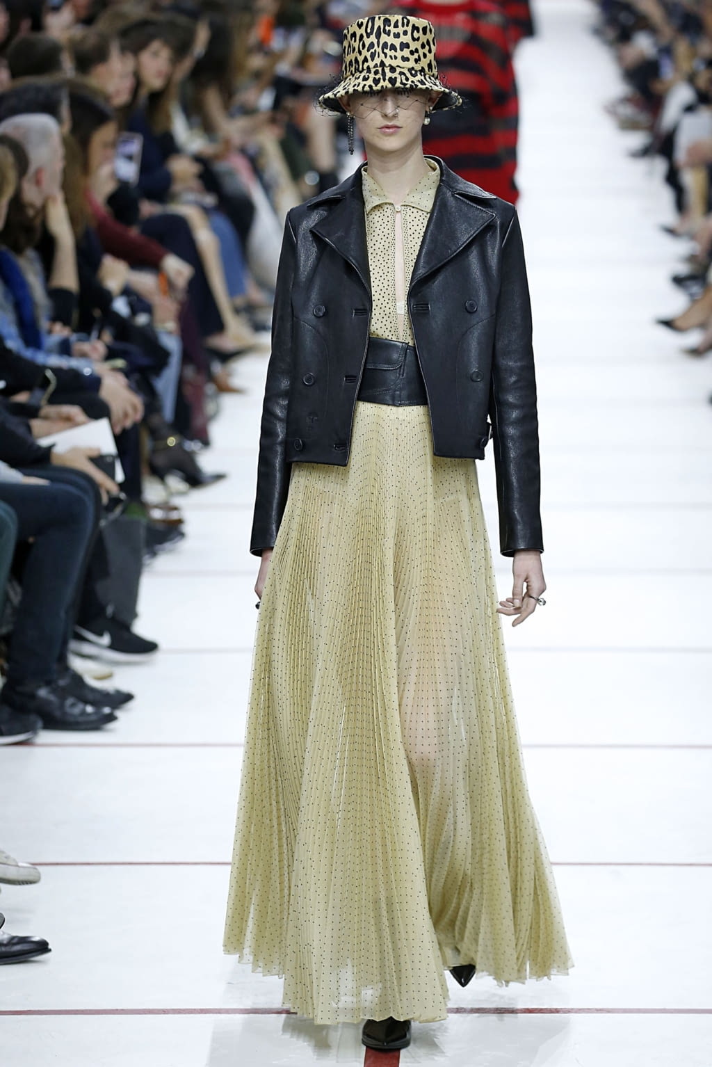 Fashion Week Paris Fall/Winter 2019 look 17 from the Christian Dior collection womenswear