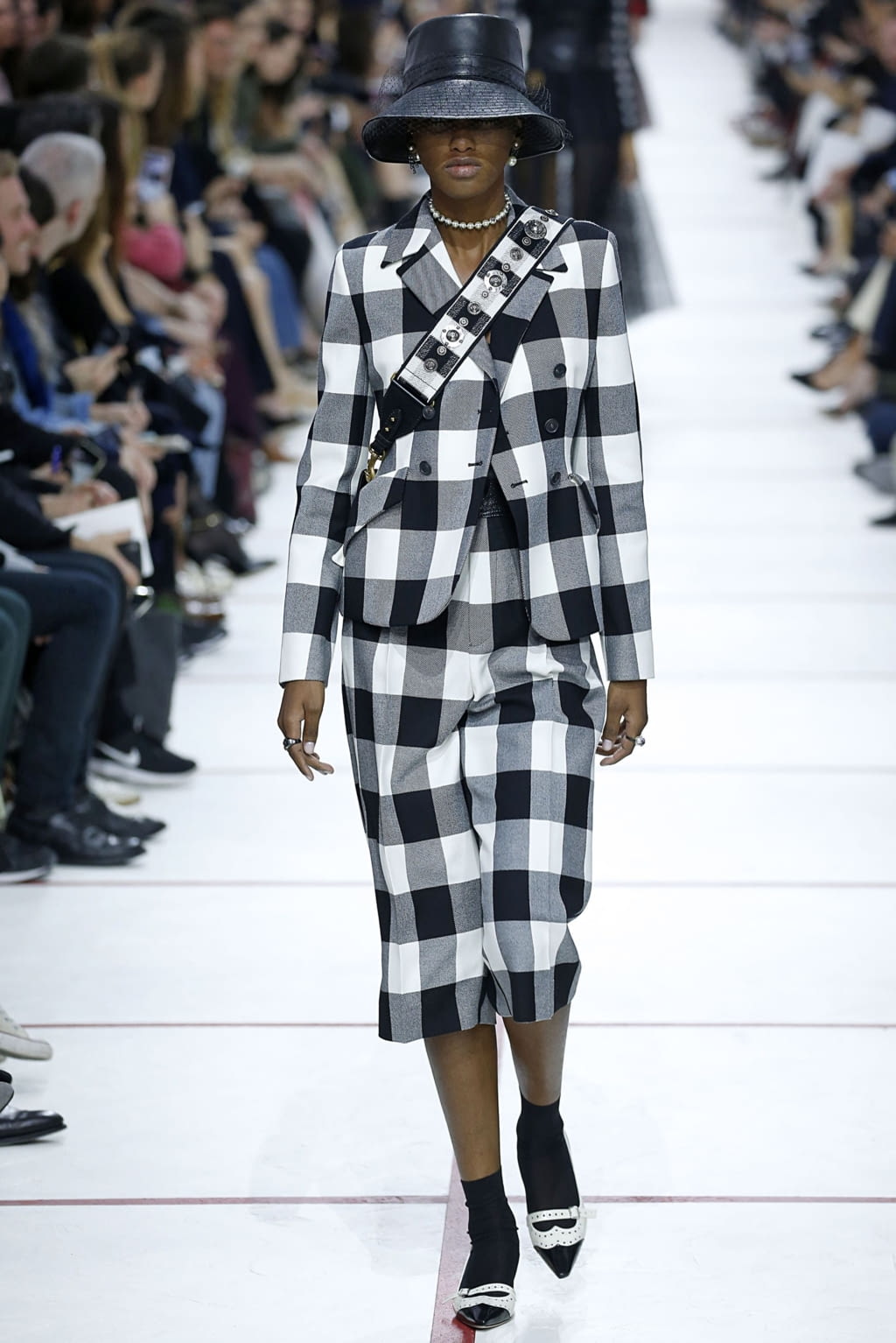 Fashion Week Paris Fall/Winter 2019 look 31 from the Christian Dior collection 女装