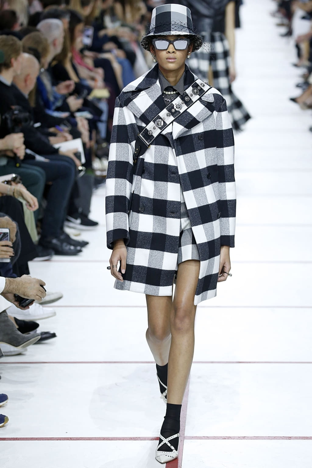 Fashion Week Paris Fall/Winter 2019 look 38 from the Christian Dior collection 女装