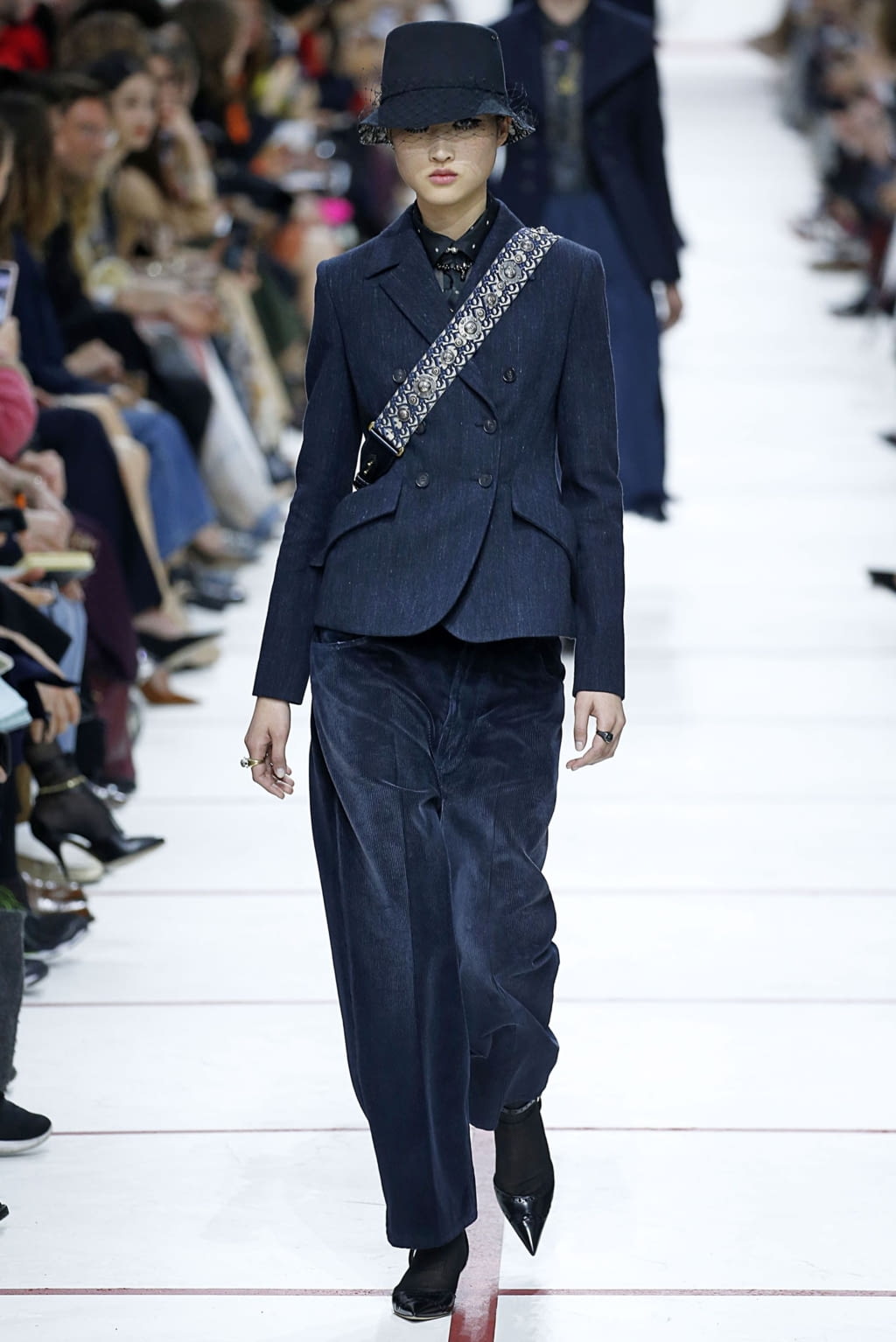 Fashion Week Paris Fall/Winter 2019 look 46 from the Christian Dior collection womenswear