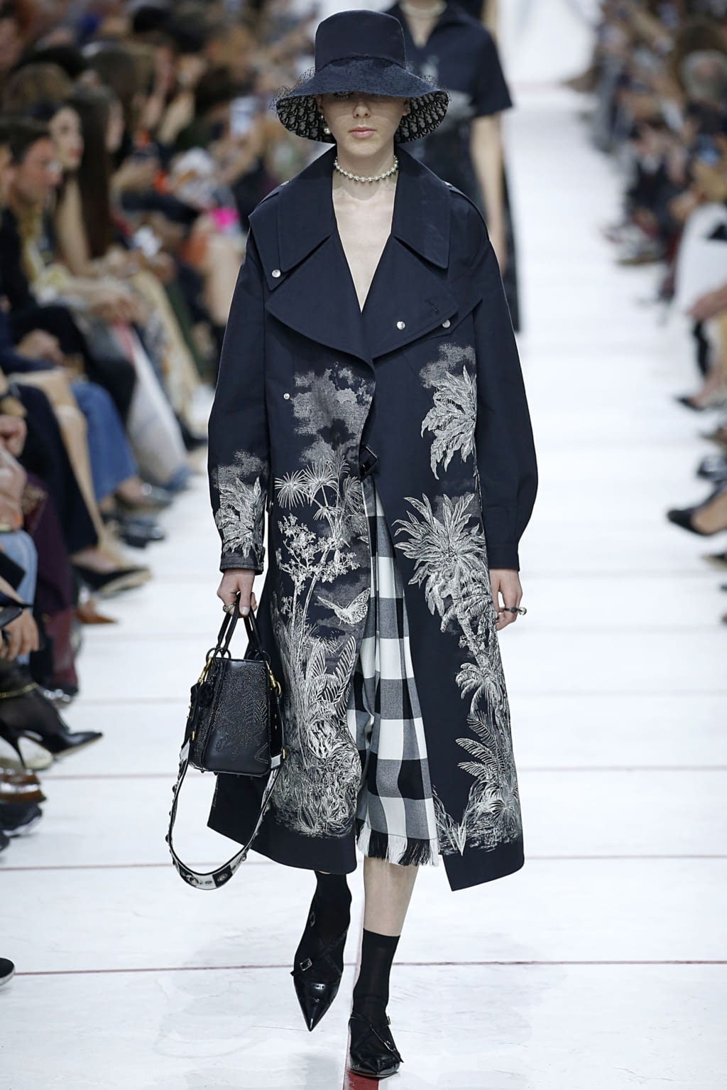 Fashion Week Paris Fall/Winter 2019 look 56 from the Christian Dior collection 女装