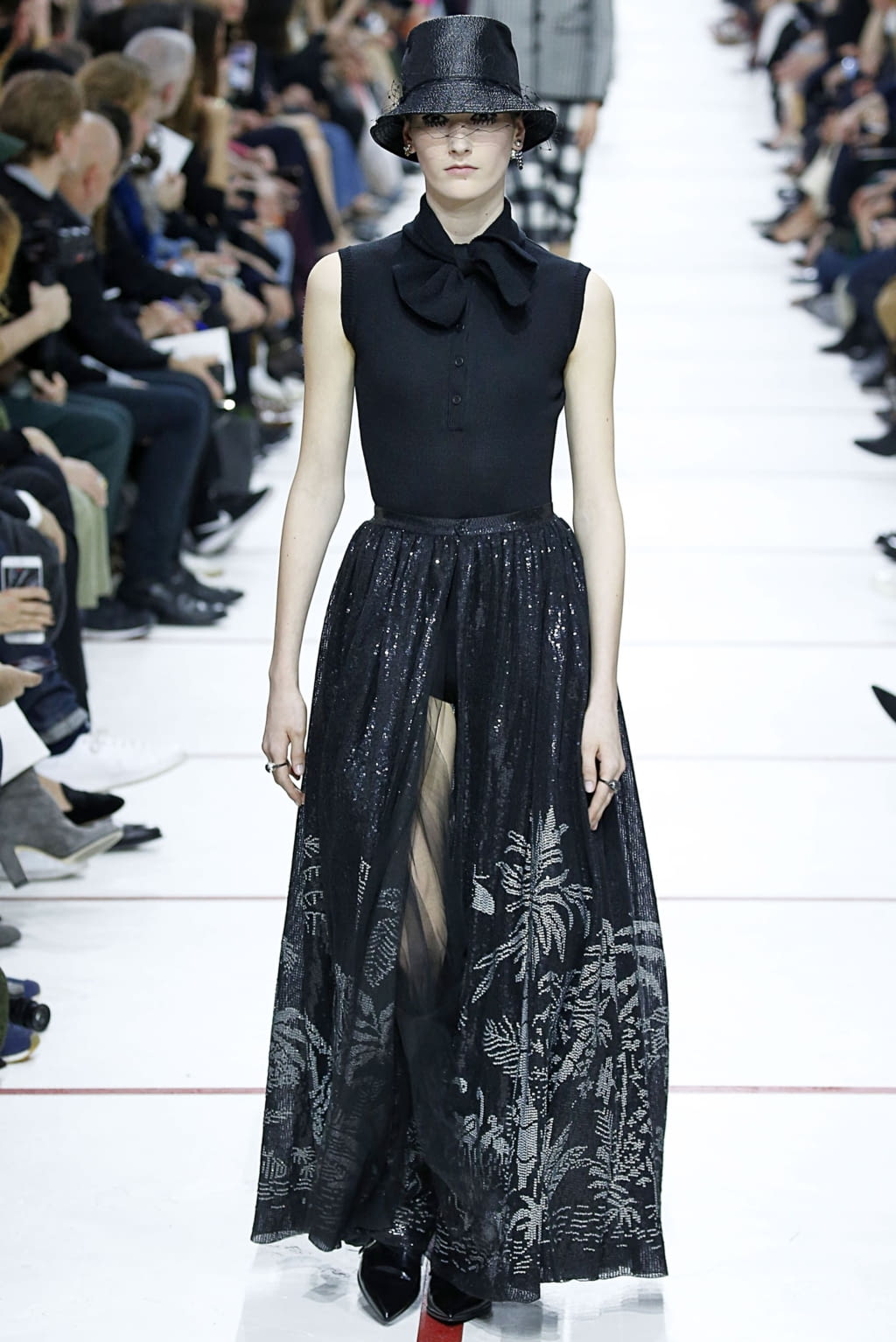 Fashion Week Paris Fall/Winter 2019 look 58 from the Christian Dior collection womenswear