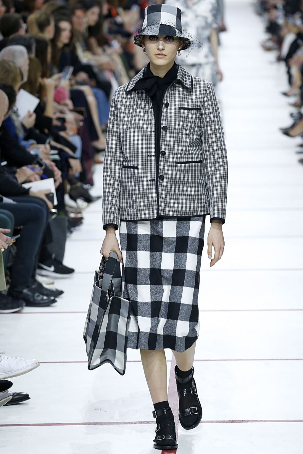 Fashion Week Paris Fall/Winter 2019 look 59 from the Christian Dior collection womenswear