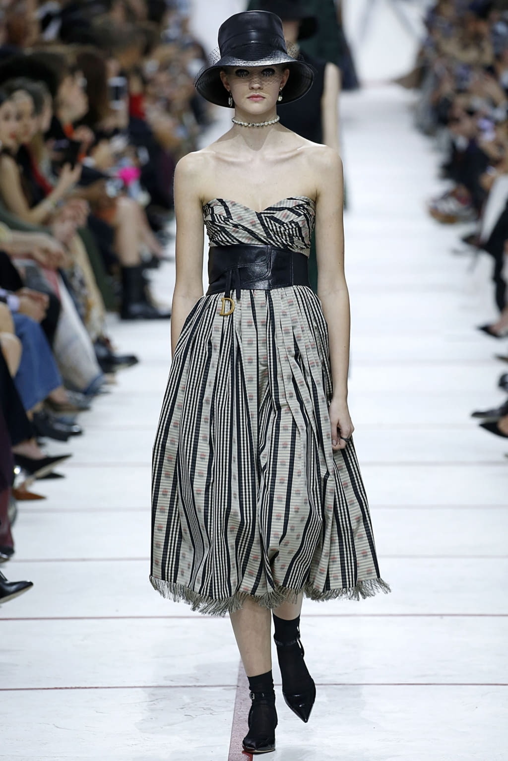 Fashion Week Paris Fall/Winter 2019 look 66 from the Christian Dior collection womenswear