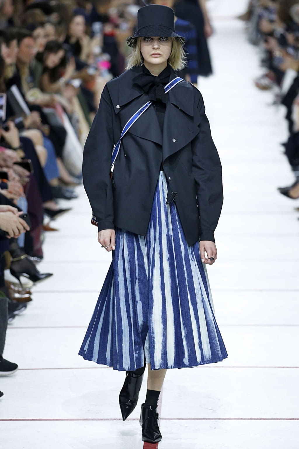 Fashion Week Paris Fall/Winter 2019 look 71 from the Christian Dior collection womenswear