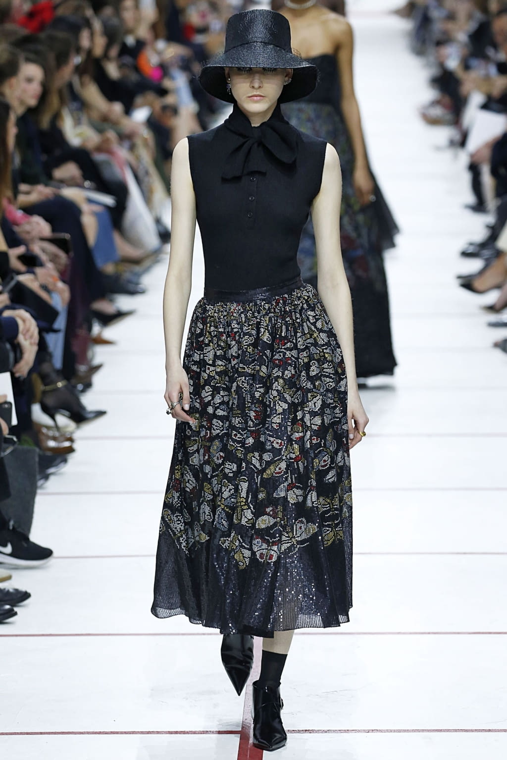 Fashion Week Paris Fall/Winter 2019 look 84 from the Christian Dior collection 女装