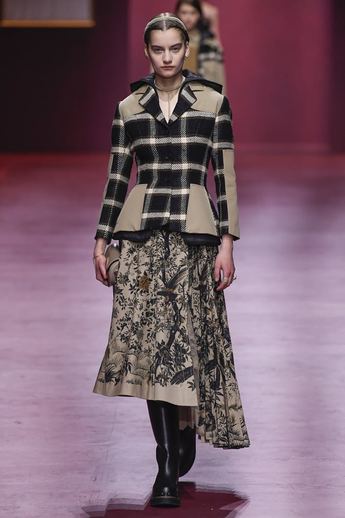 Fashion Week Paris Fall/Winter 2022 look 27 from the Christian Dior collection womenswear