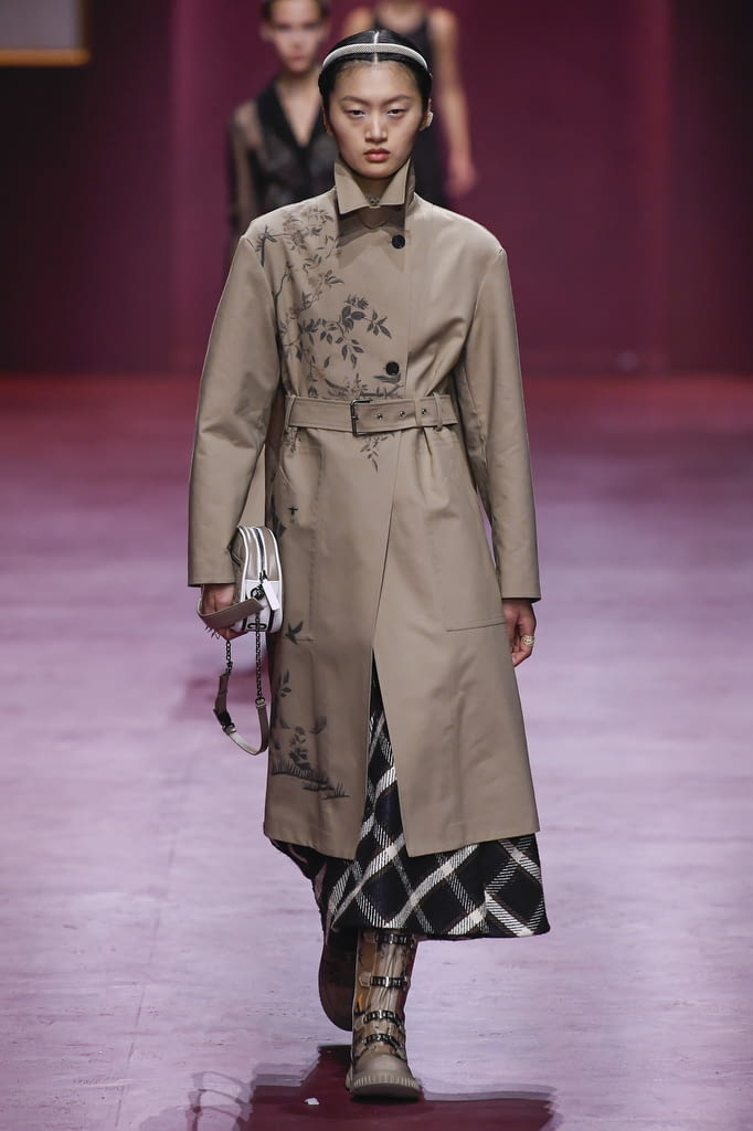 Fashion Week Paris Fall/Winter 2022 look 33 from the Christian Dior collection womenswear