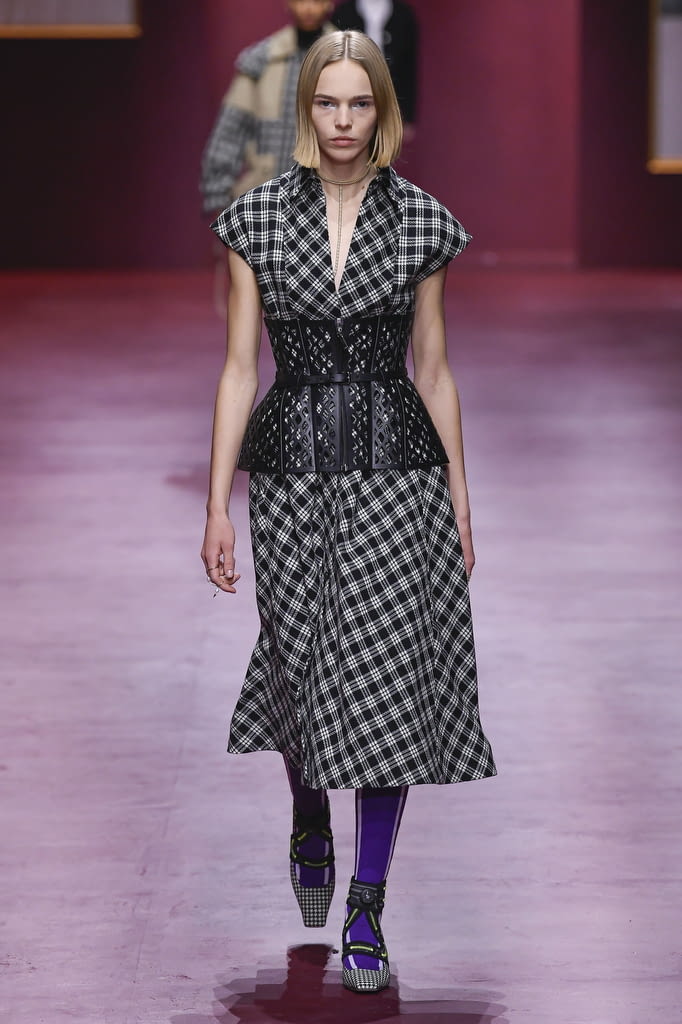Fashion Week Paris Fall/Winter 2022 look 39 from the Christian Dior collection womenswear