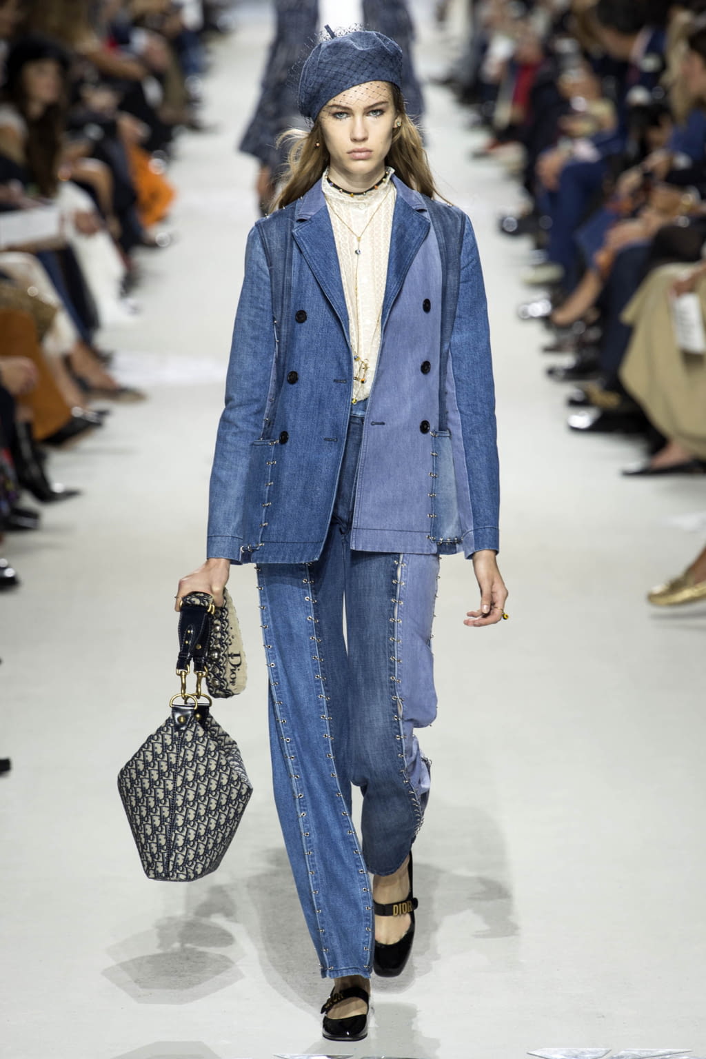 Fashion Week Paris Spring/Summer 2018 look 7 from the Christian Dior collection womenswear