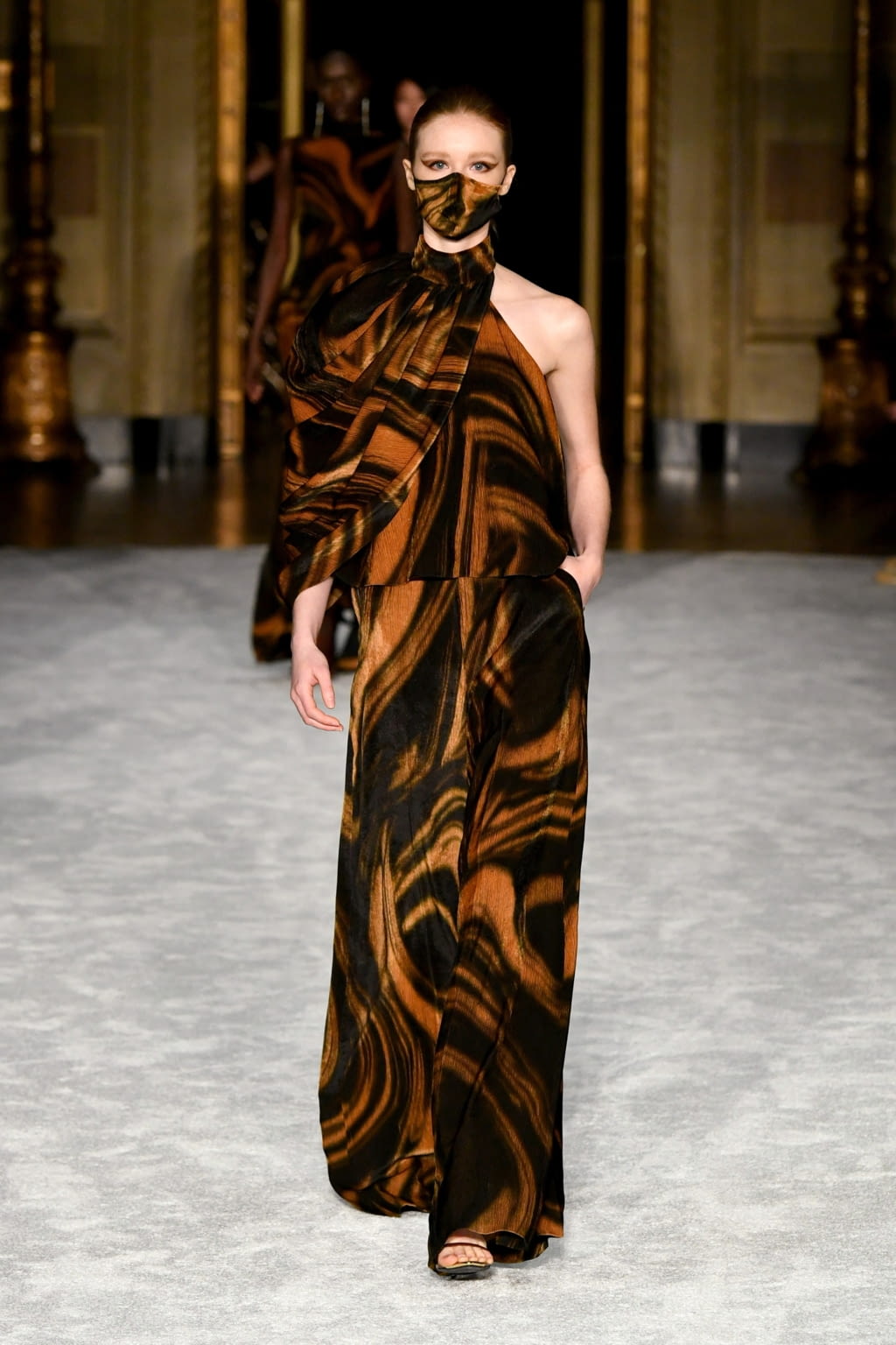 Fashion Week New York Fall/Winter 2021 look 12 from the Christian Siriano collection 女装