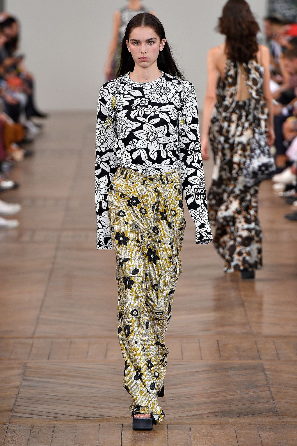 Fashion Week Paris Spring/Summer 2017 look 24 from the Christian Wijnants collection womenswear
