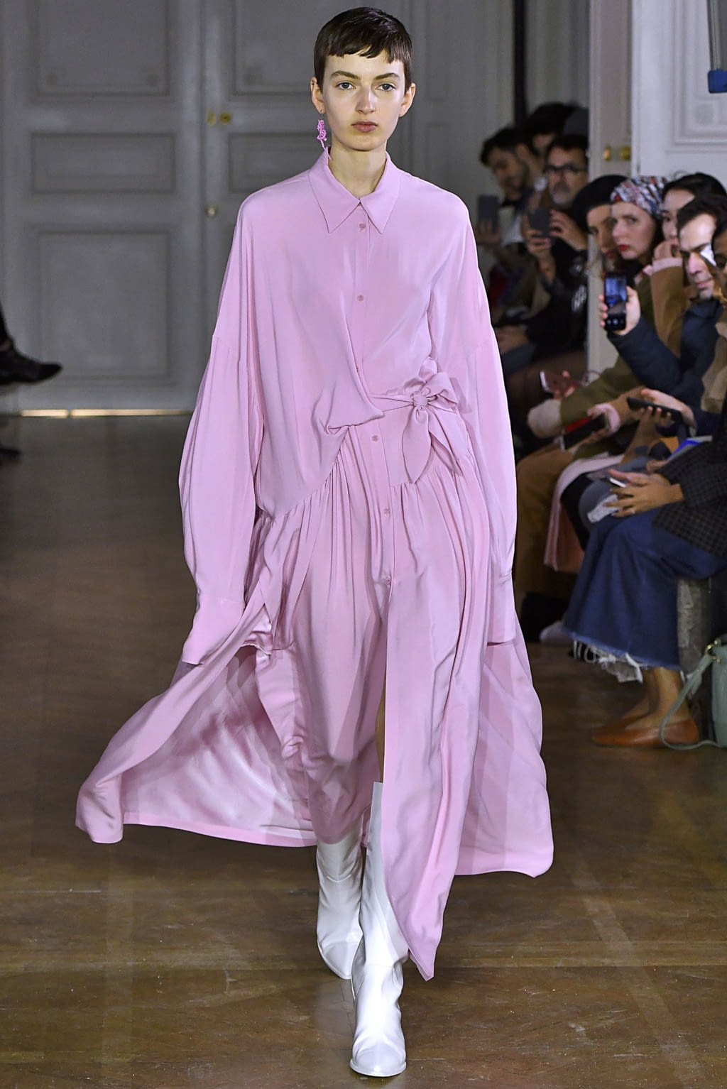 Fashion Week Paris Fall/Winter 2019 look 1 de la collection Christian Wijnants womenswear