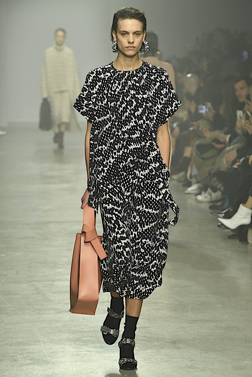 Fashion Week Paris Fall/Winter 2020 look 8 from the Christian Wijnants collection womenswear