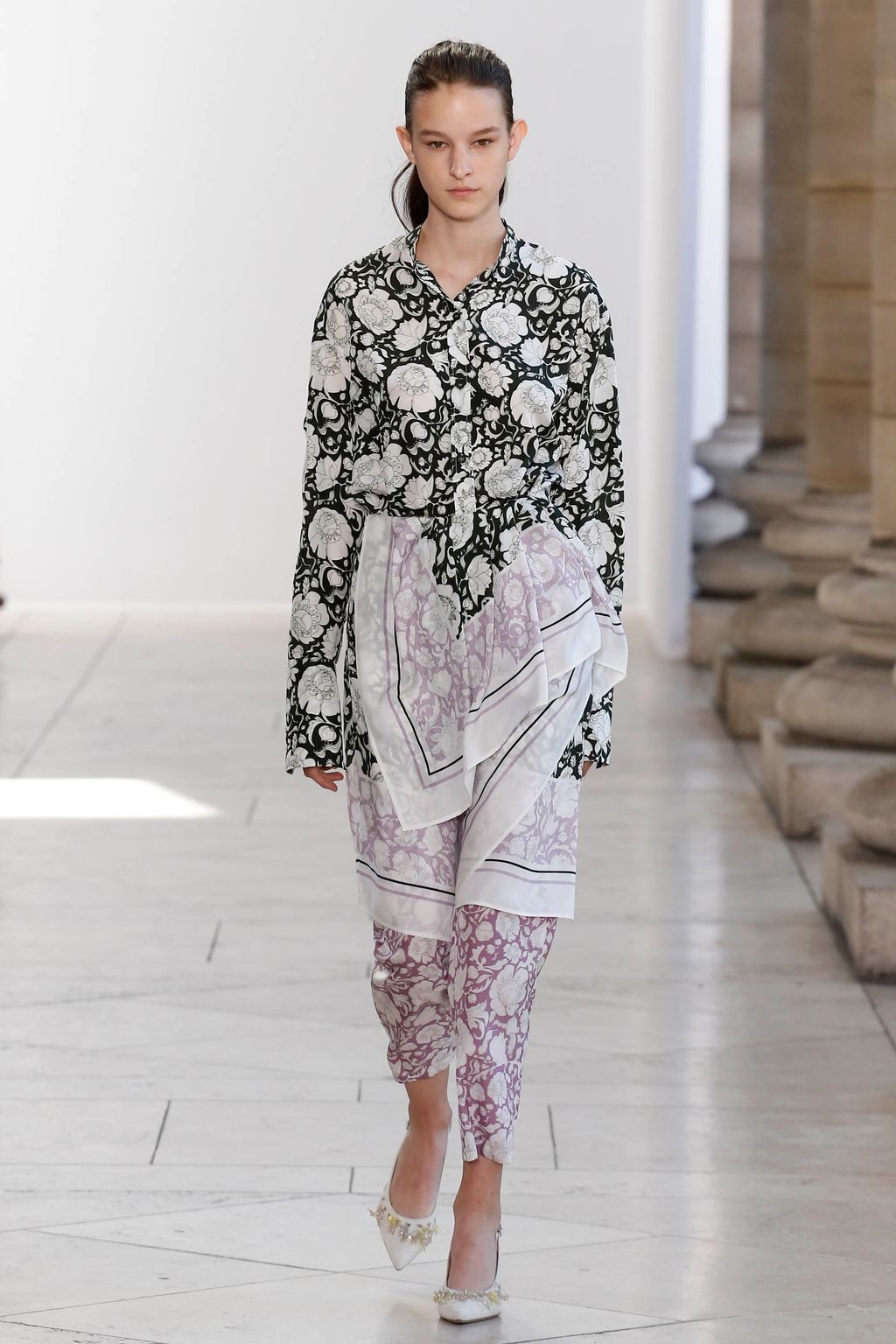 Fashion Week Paris Spring/Summer 2018 look 1 from the Christian Wijnants collection womenswear