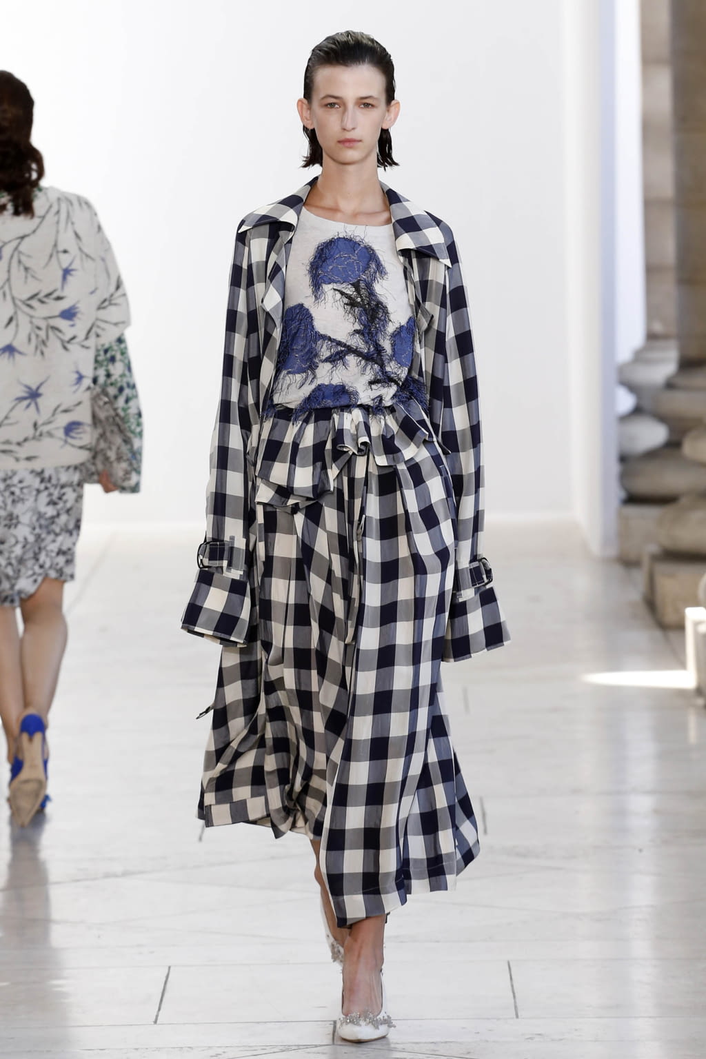 Fashion Week Paris Spring/Summer 2018 look 32 from the Christian Wijnants collection 女装