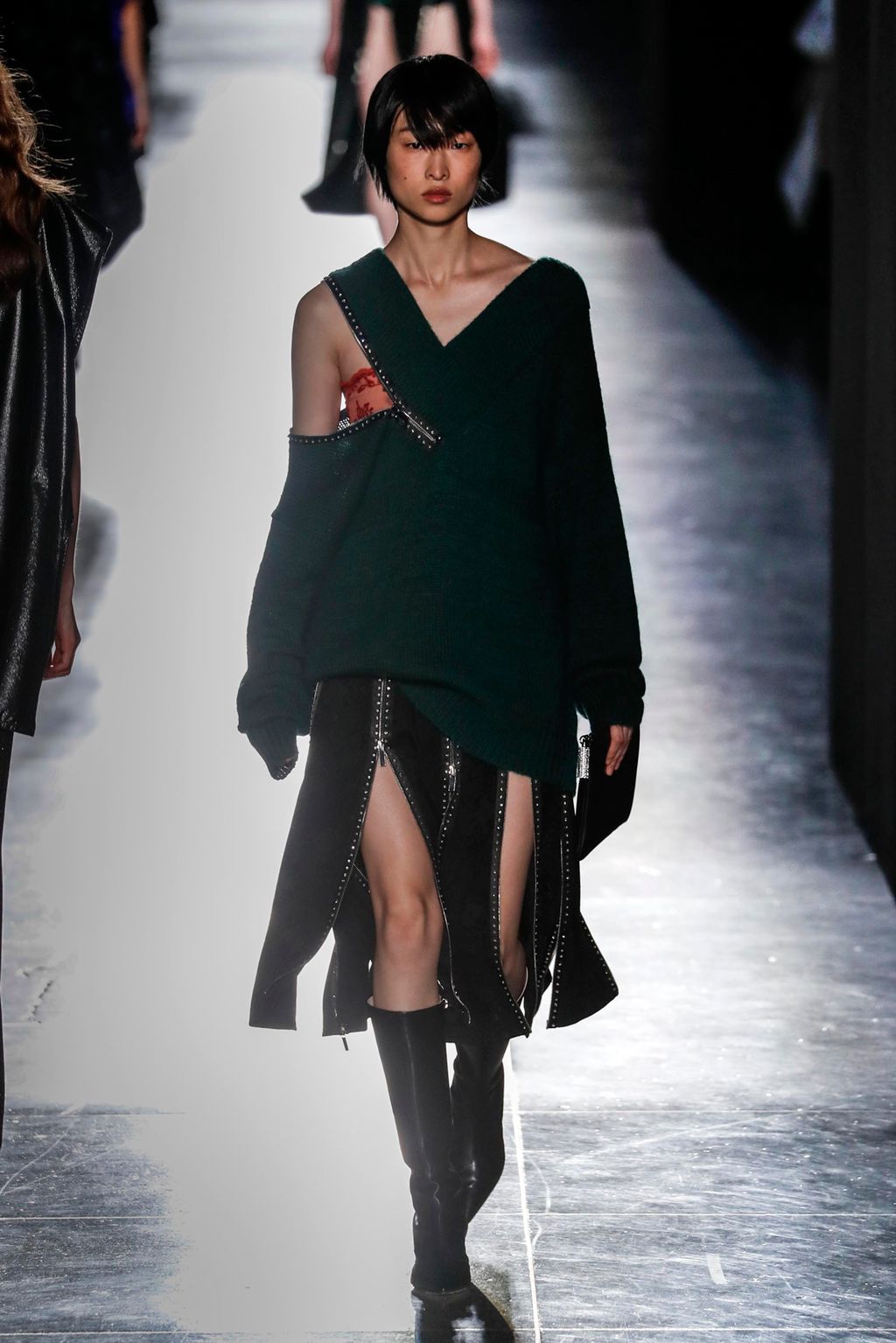 Fashion Week London Fall/Winter 2018 look 30 from the Christopher Kane collection womenswear